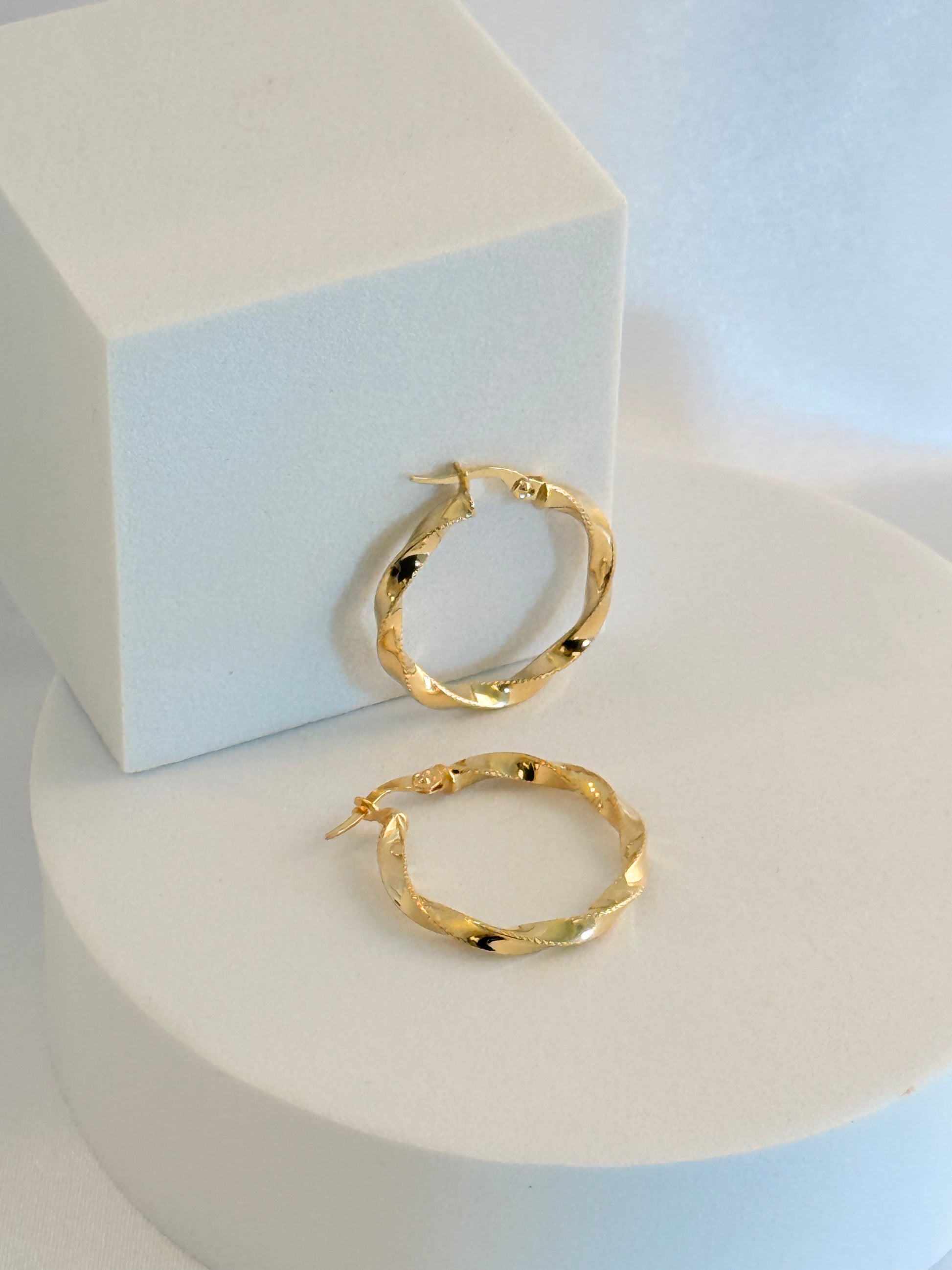 Fancy Twisted Huggies 2dm 14K