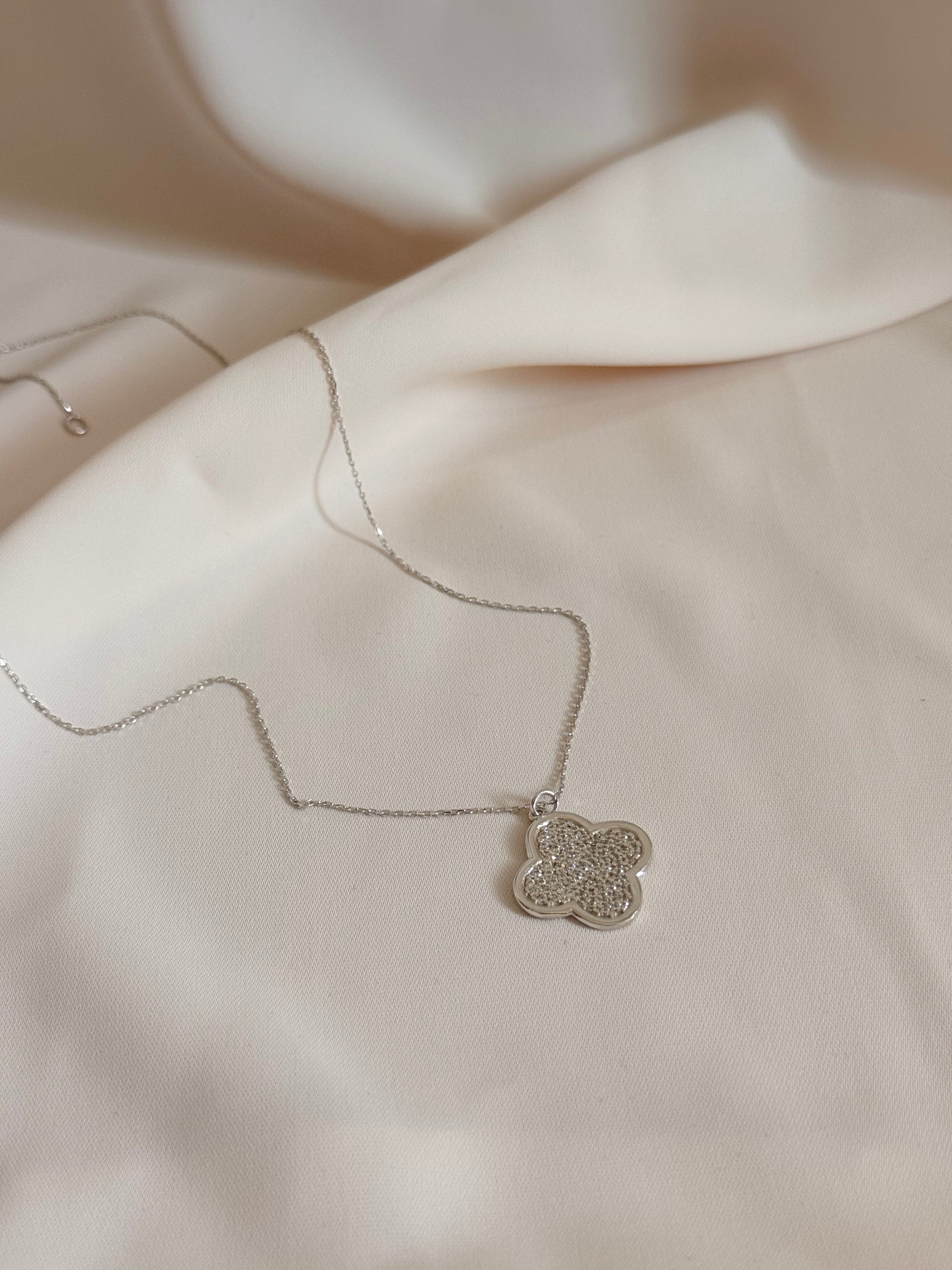 Zirconia White Flower 46cm adjustable 14K