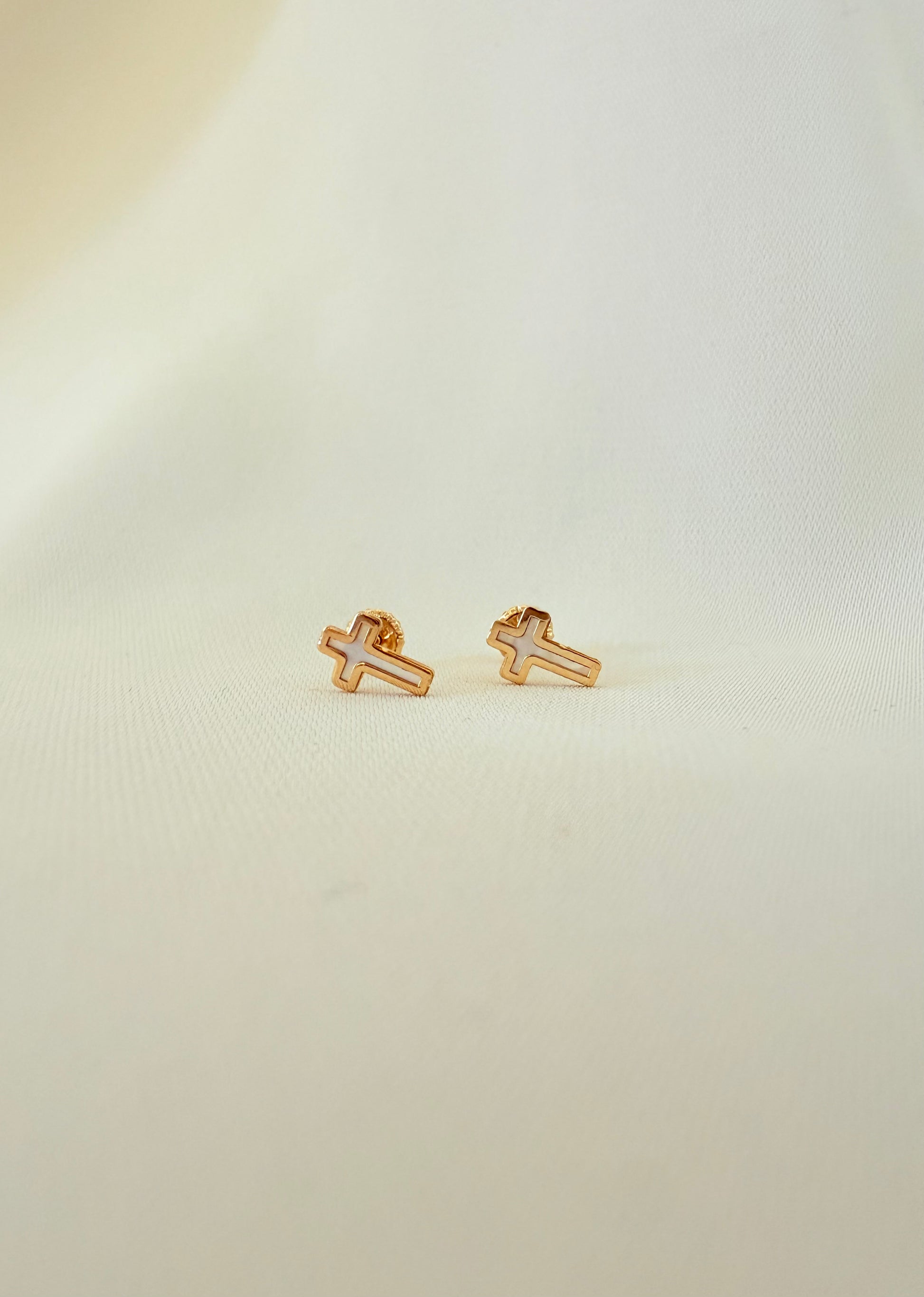 Nacar  Cross Stud 14K