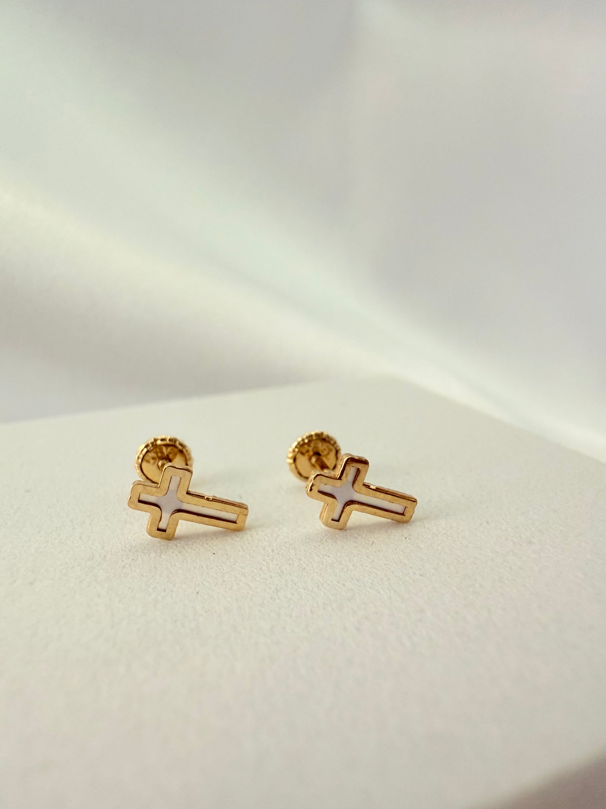Nacar  Cross Stud 14K