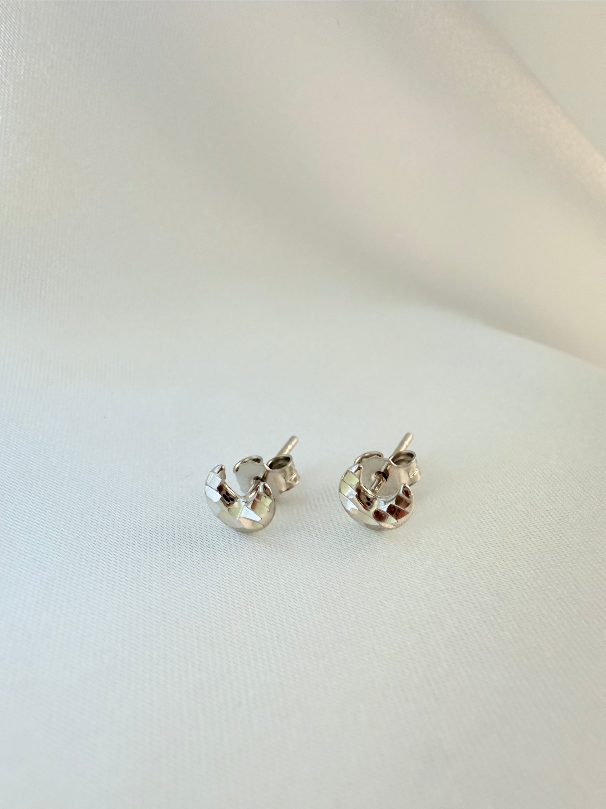 Whire Gold half moon Stud 18K