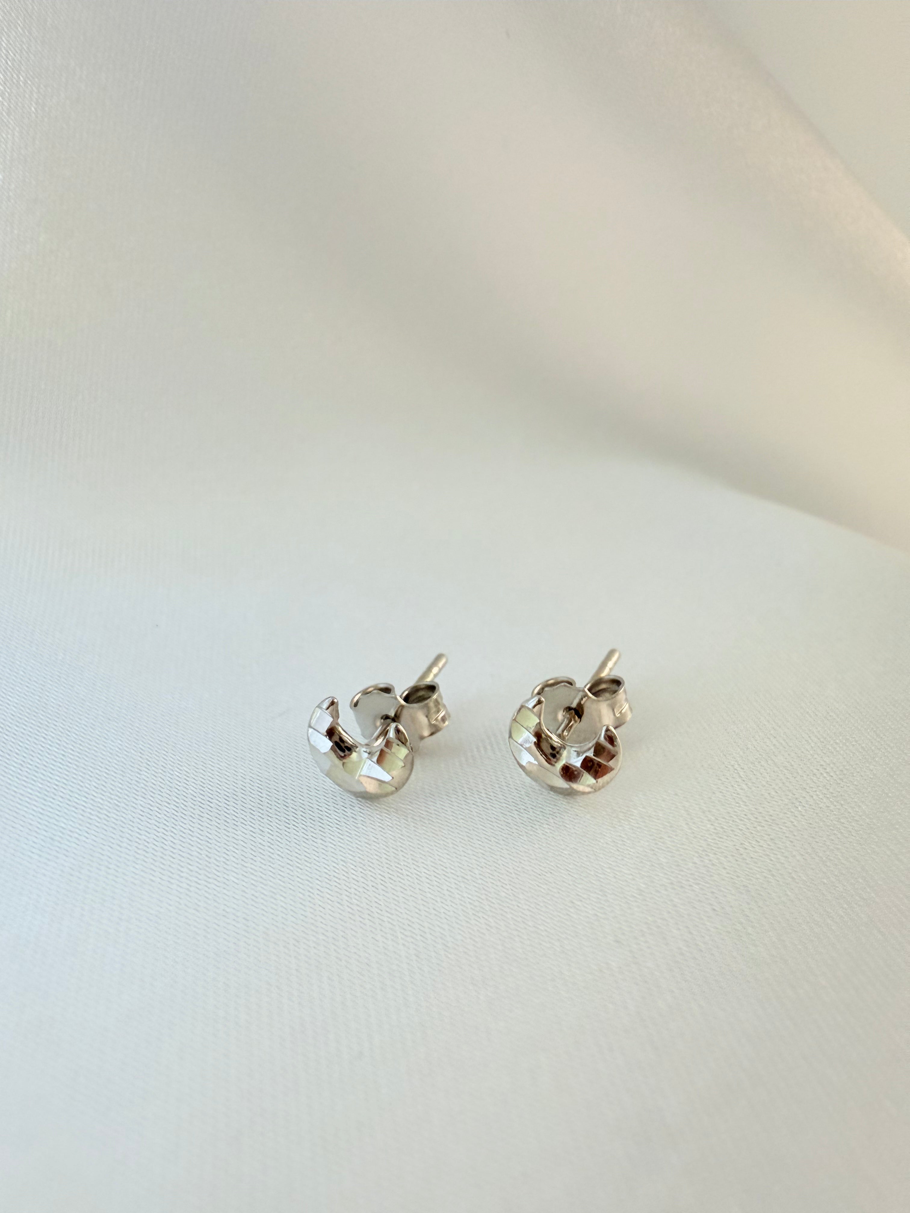White Gold half moon Stud 18K