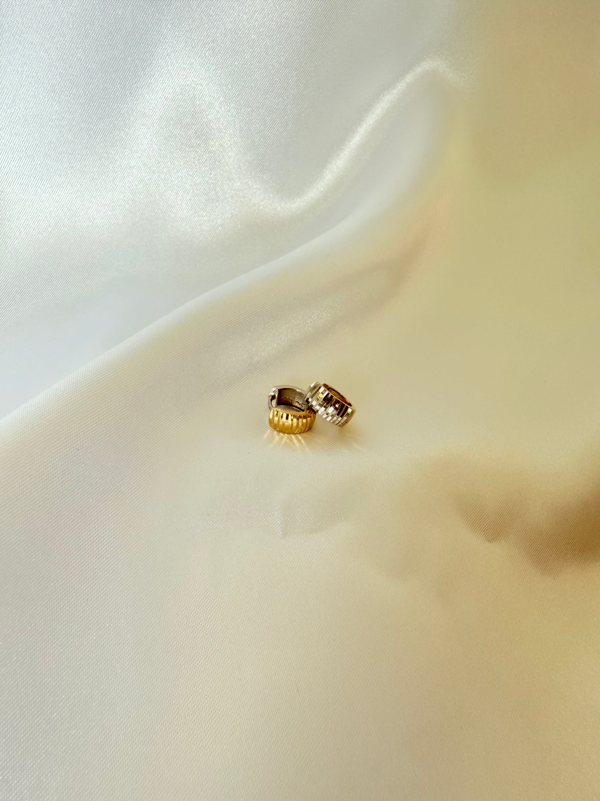 Reverse Huggies  18K