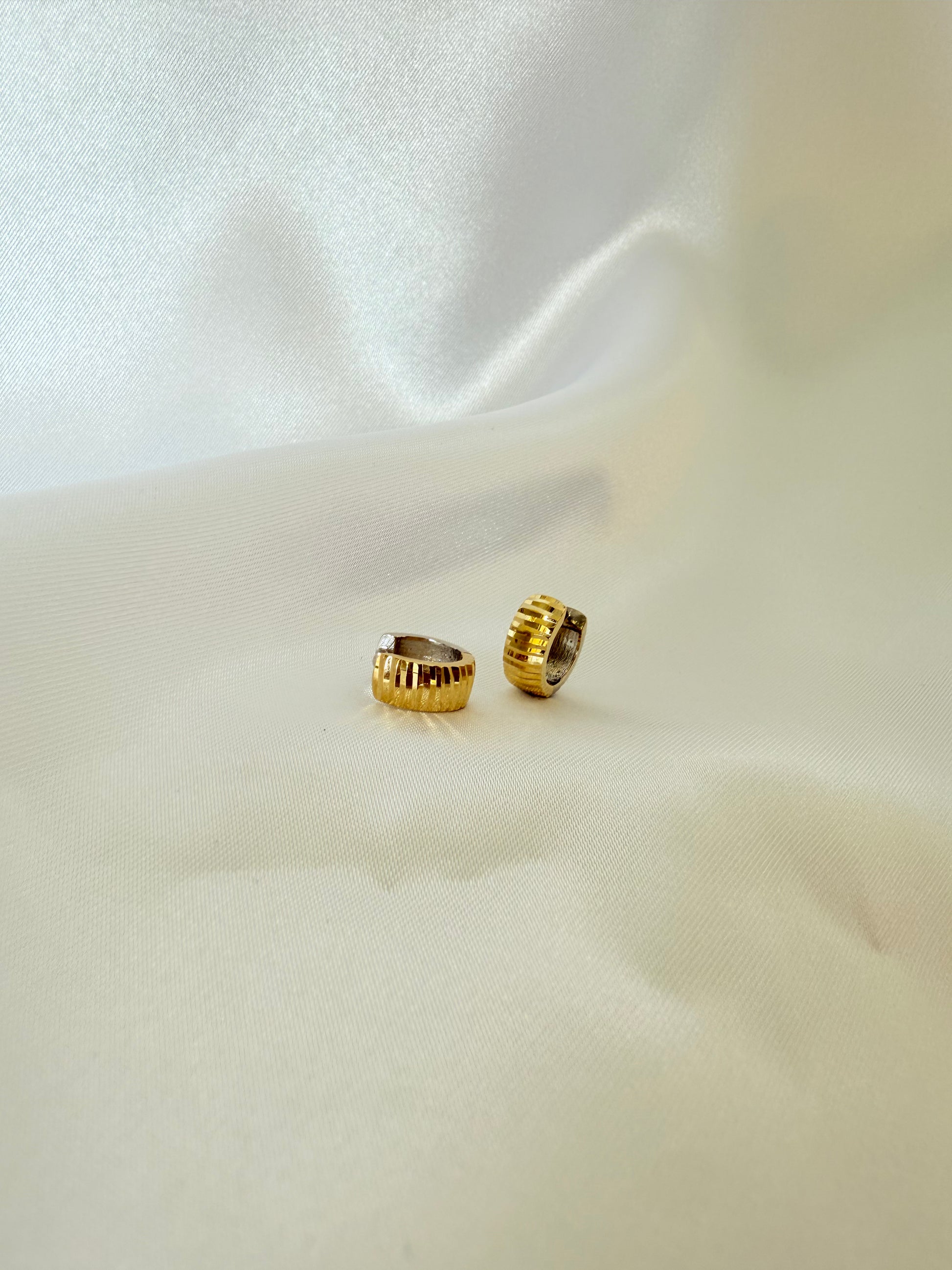 Reverse Huggies  18K