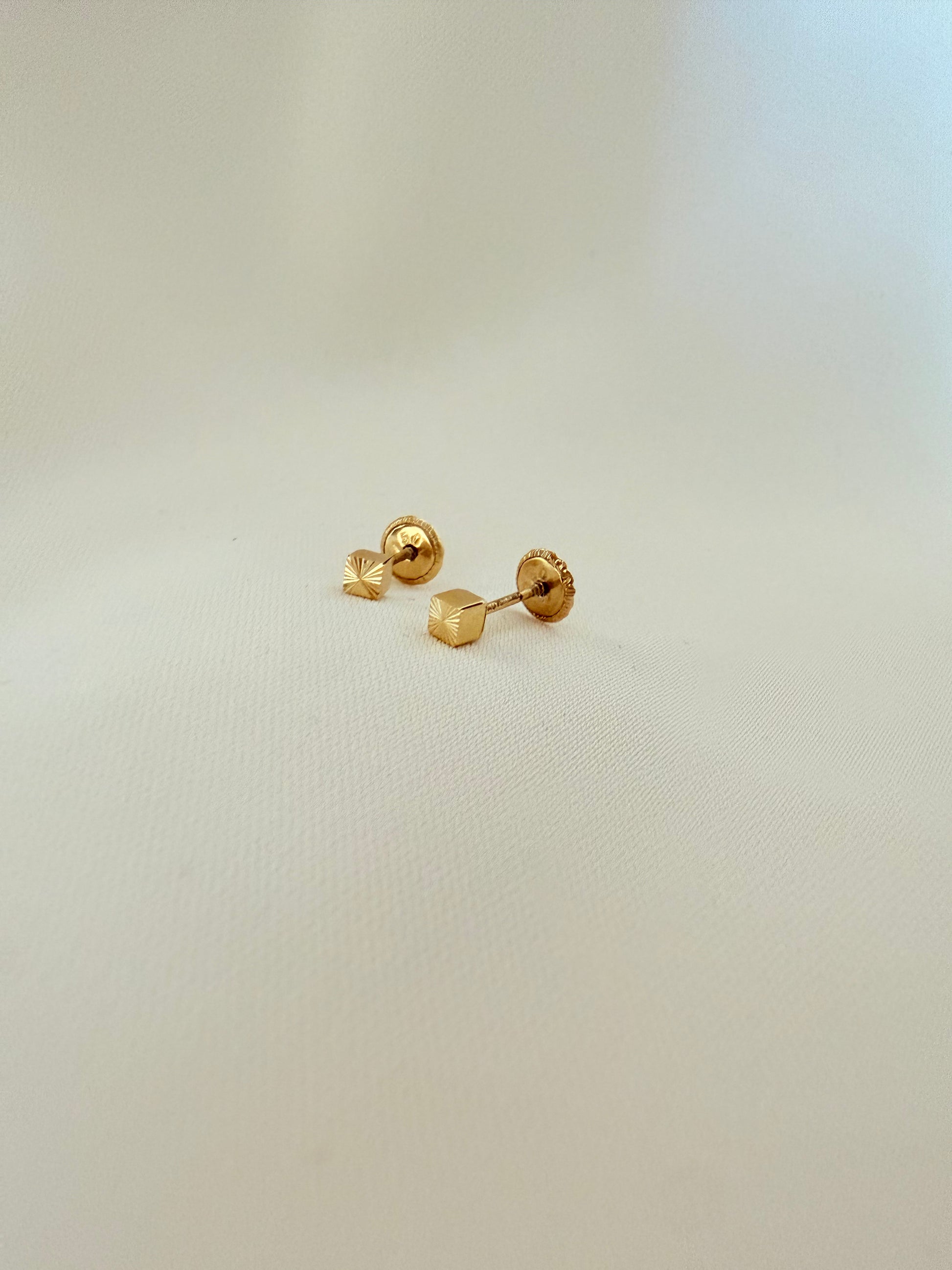 Cube Stud 18k