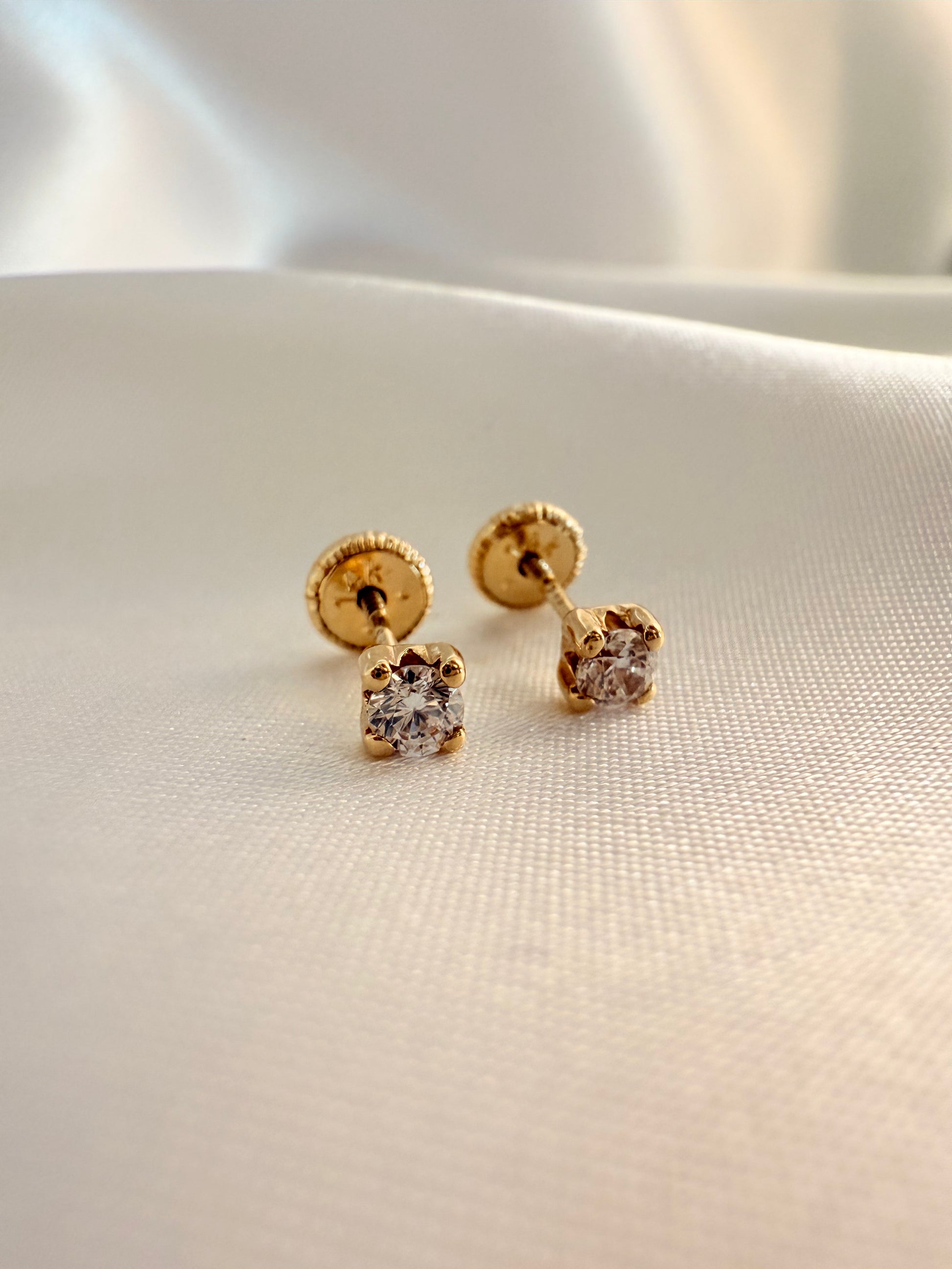 Mini scuare Zirconia Stud 14K