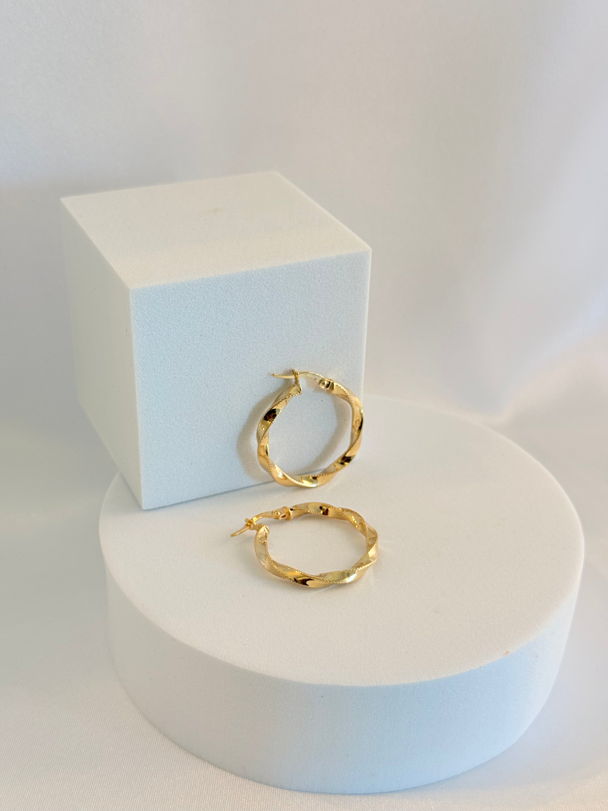 Fancy Twisted Huggies 2dm 14K