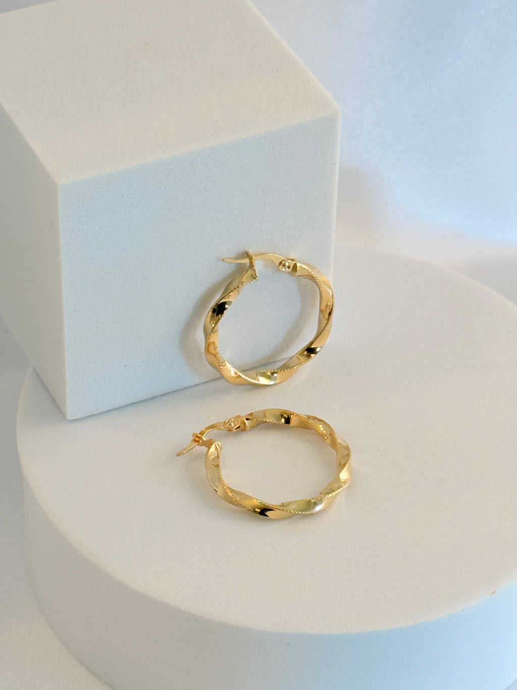 Fancy Twisted Huggies 2dm 14K