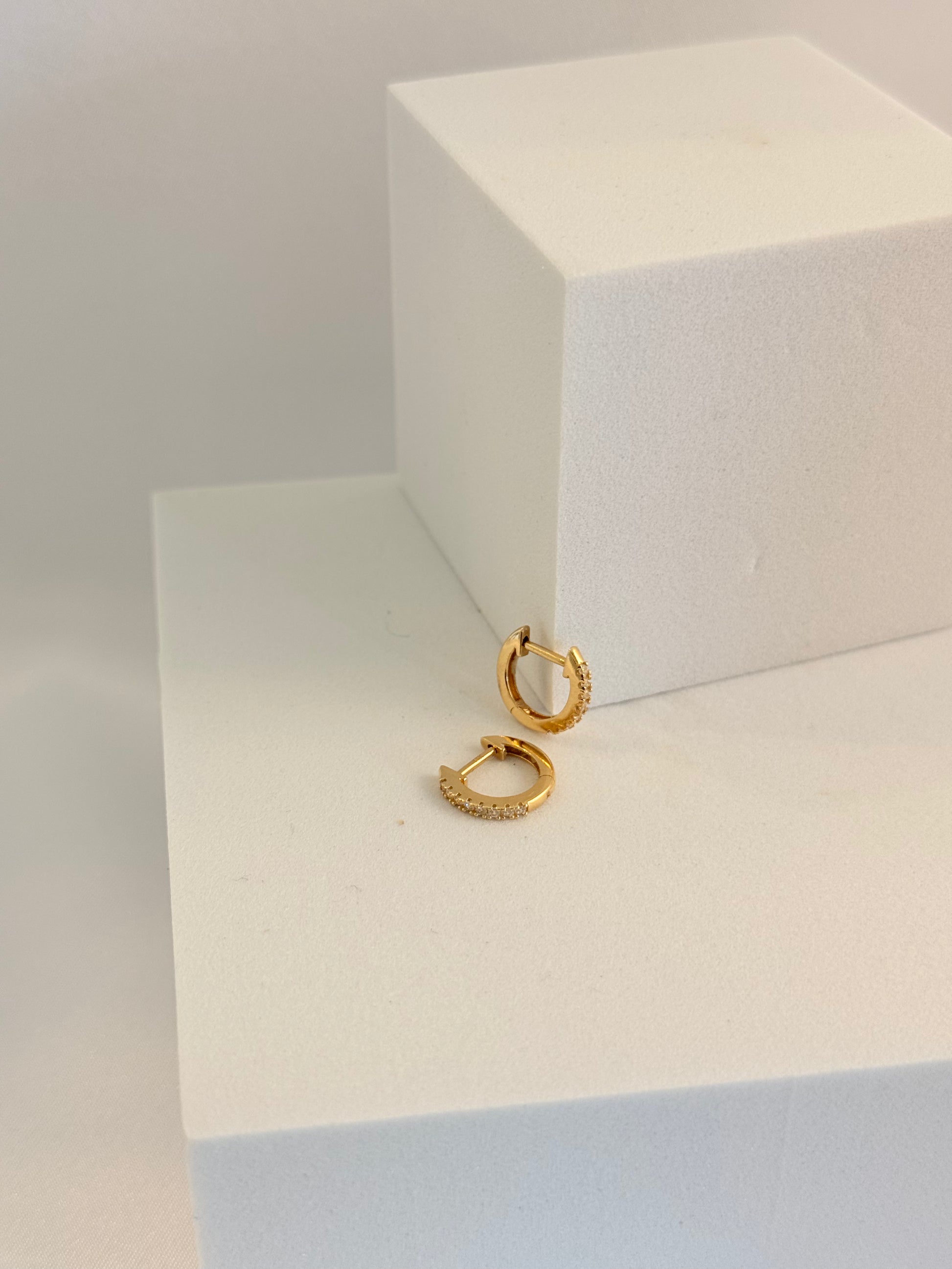 Zirconia Basic fancy Huggies  14K