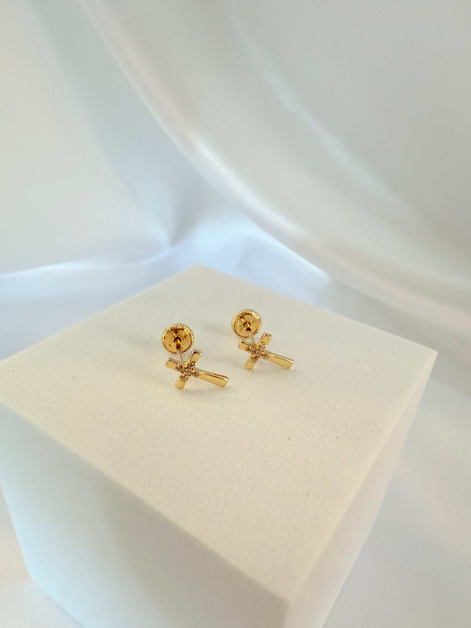 Cross stud 14K