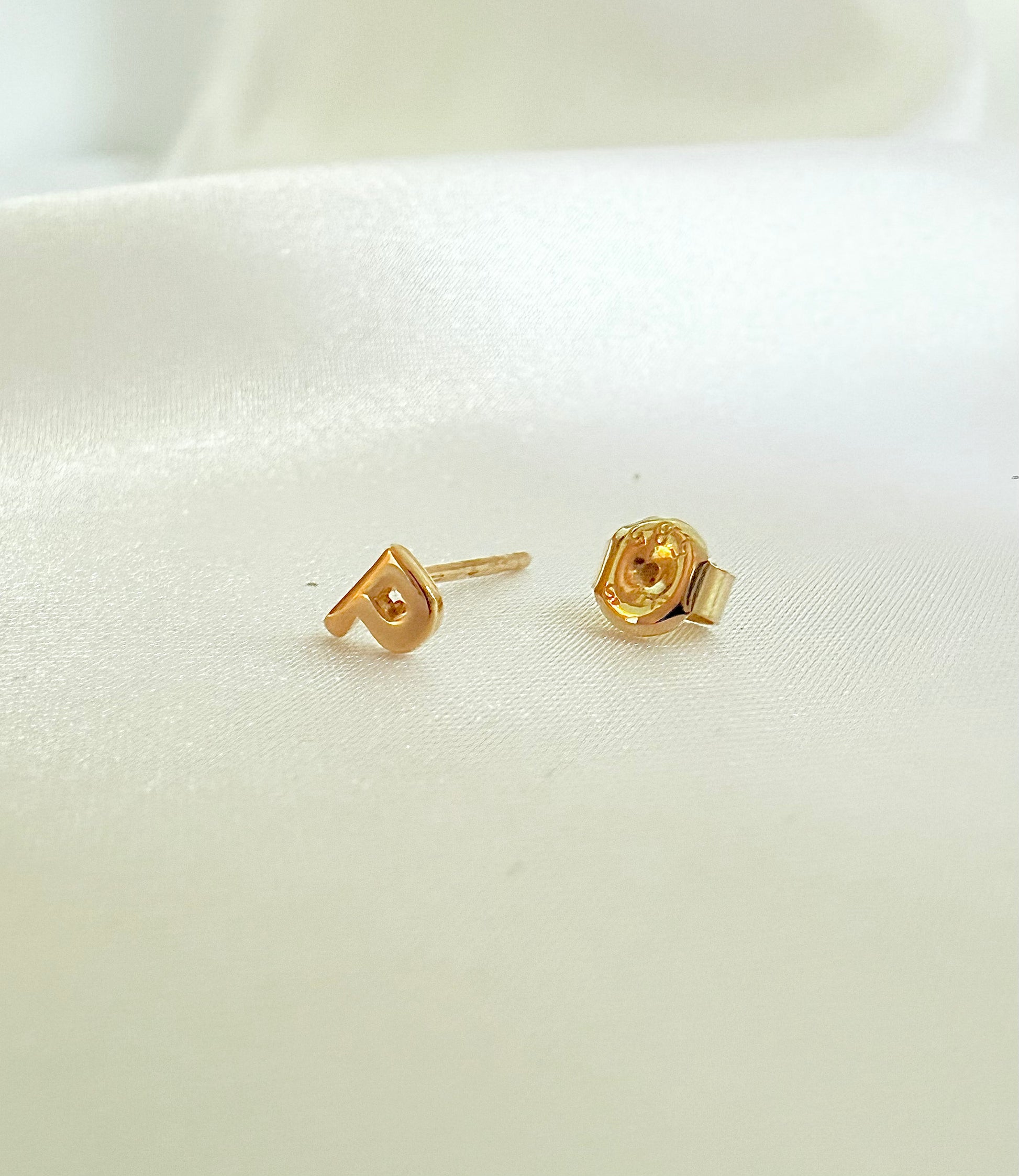 Lonely letter  P stud 18k