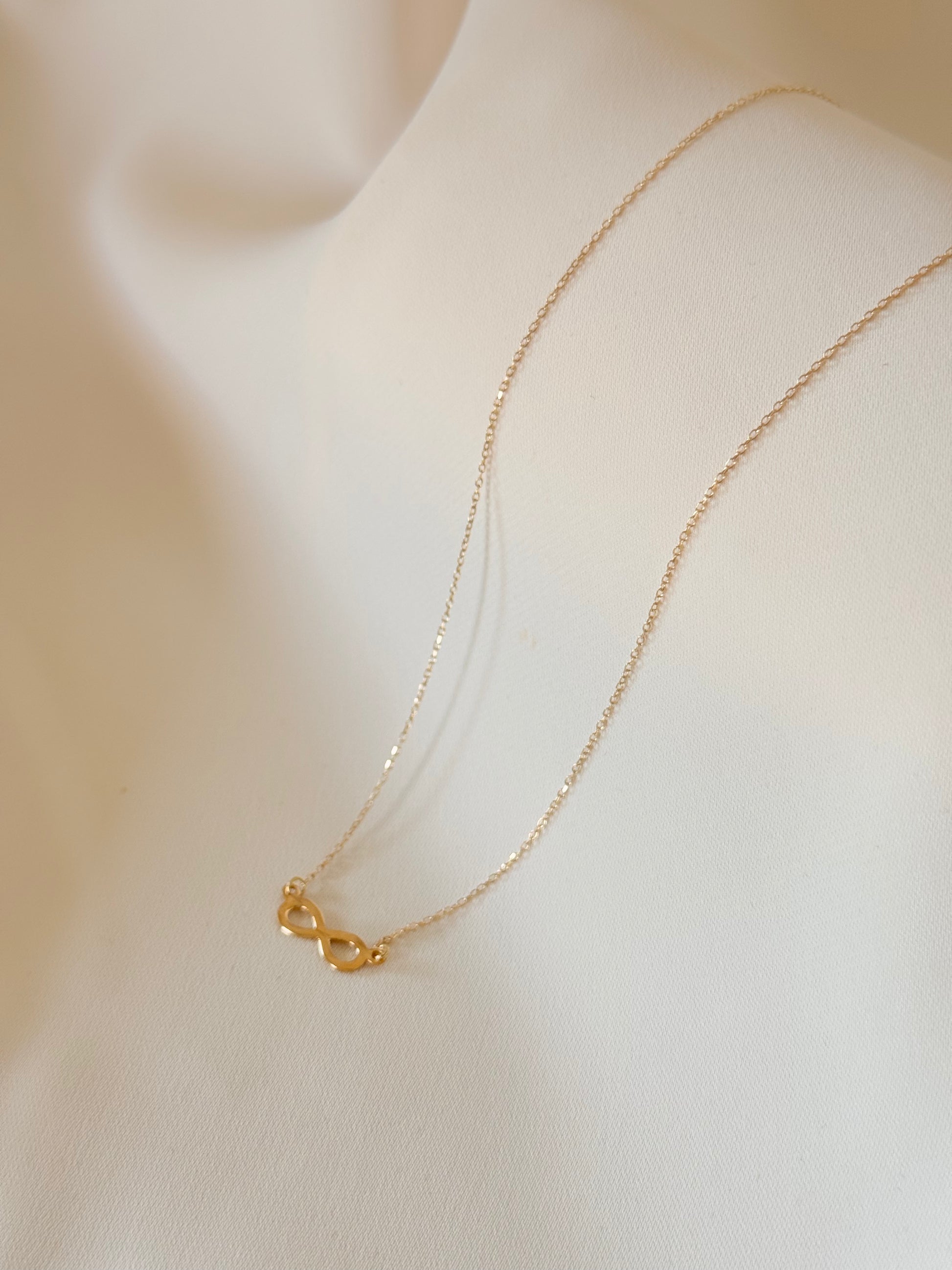 Infinity Necklace 18K