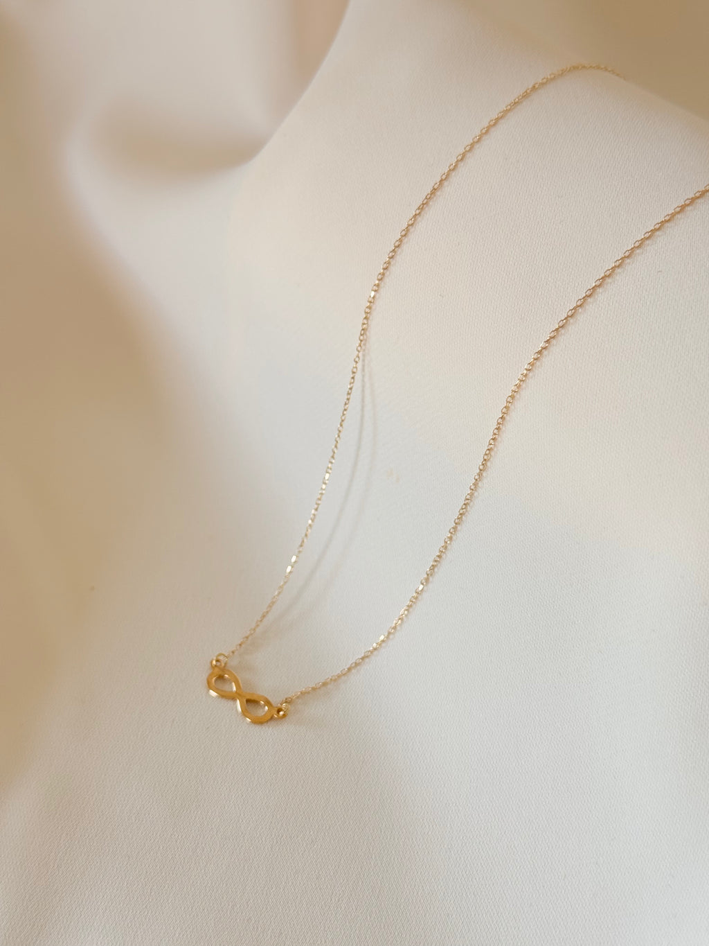 Infinity Necklace 18K