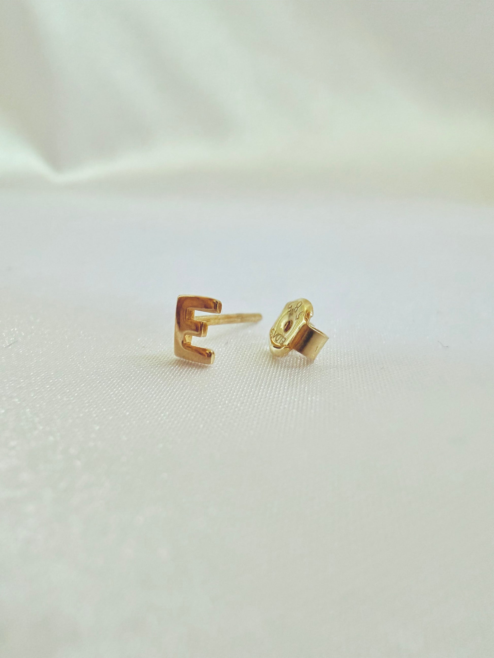 Lonely letter  E stud 18k