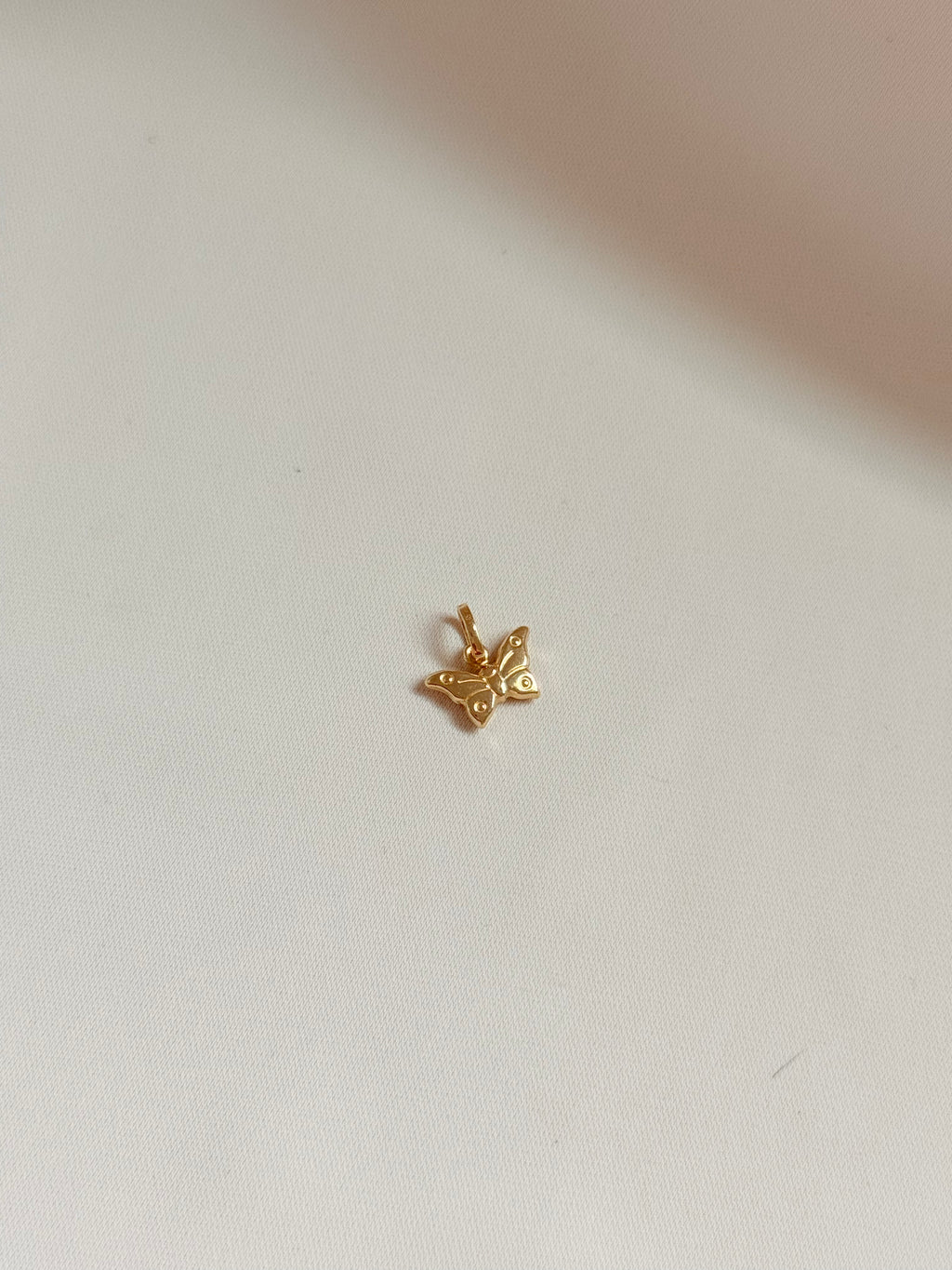 Mini Butterfly pendant 18k
