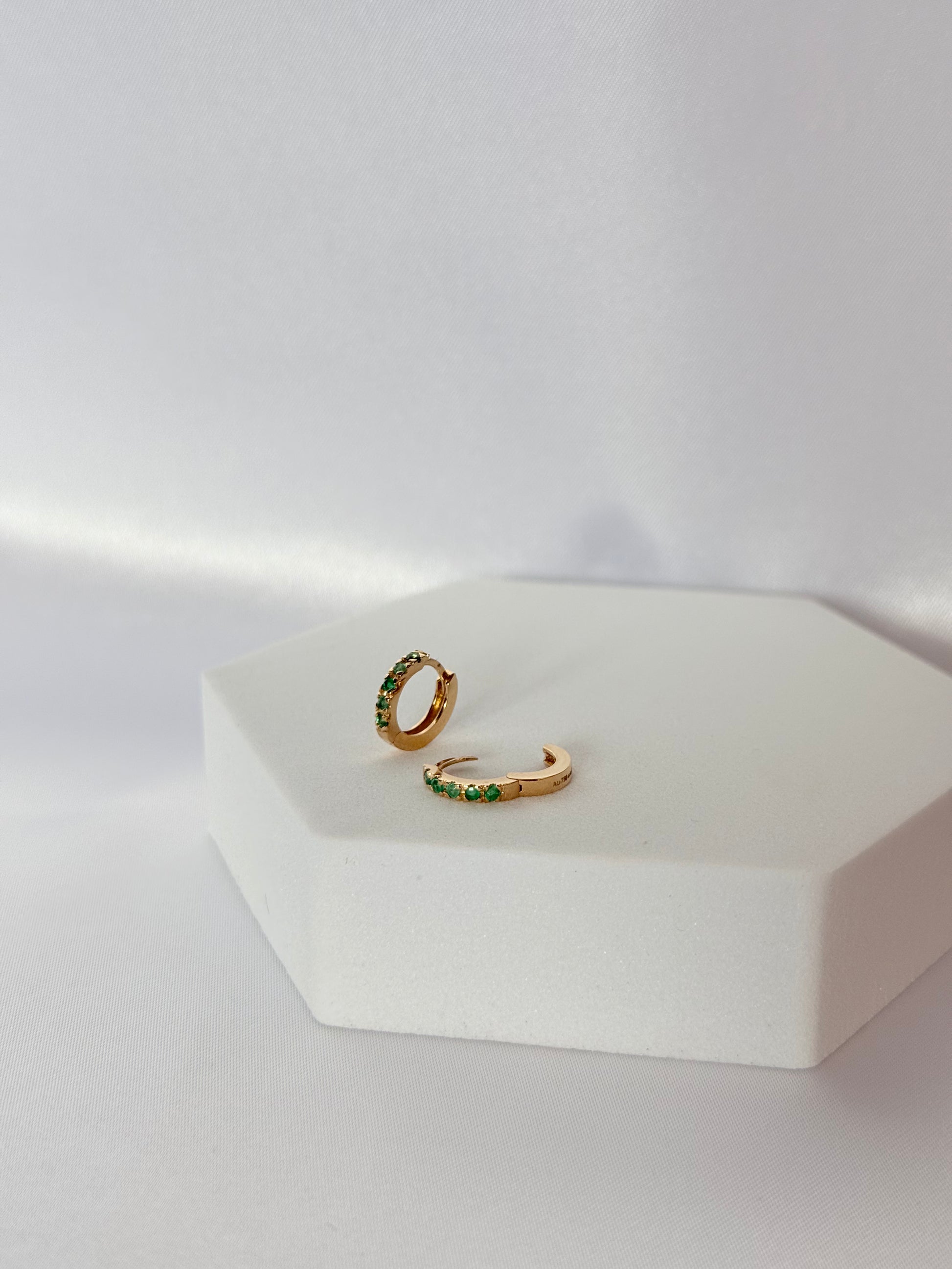 Emerald Esmeraldas  Huggies 18K