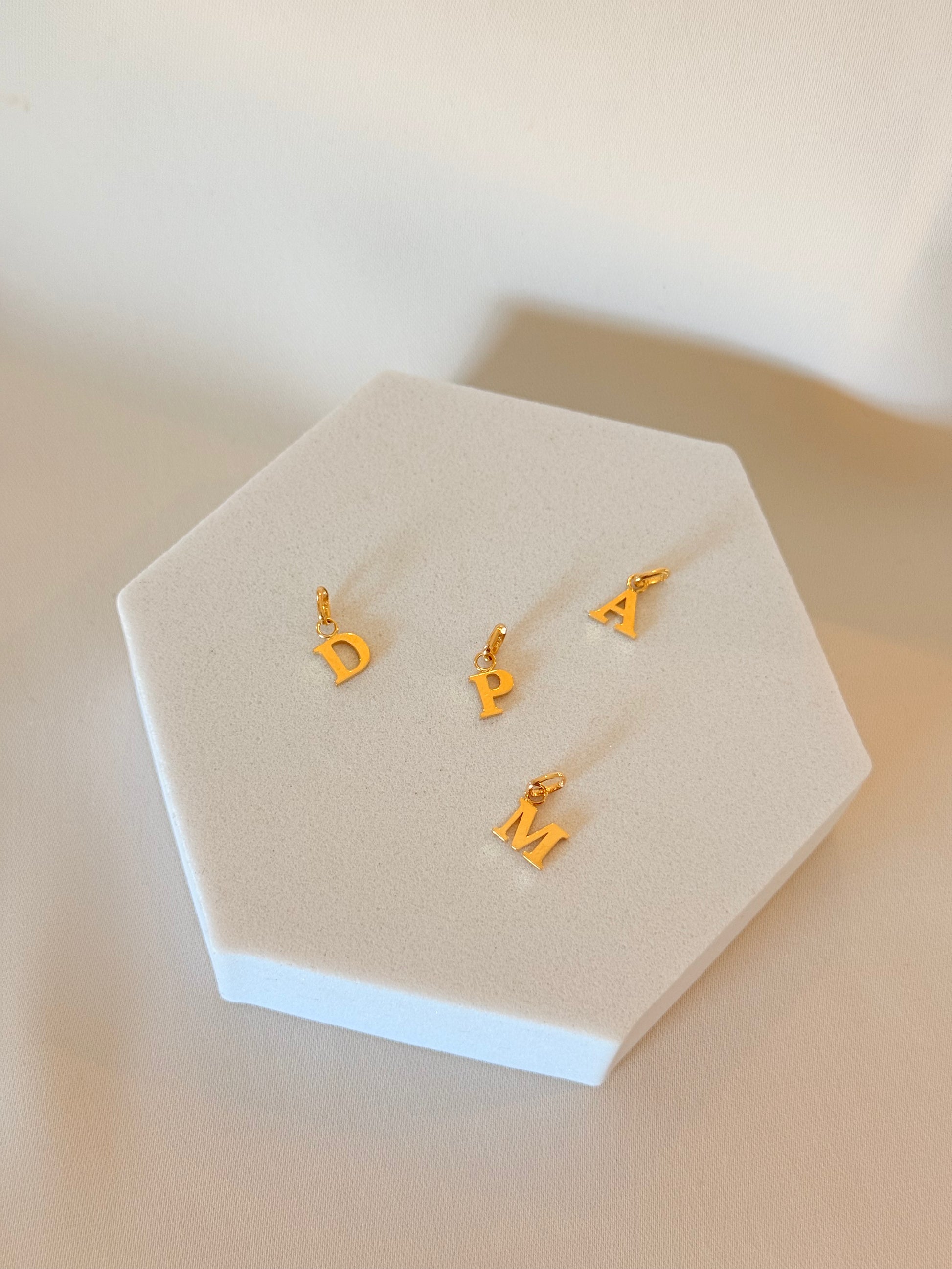 Mini letters pendant 18k