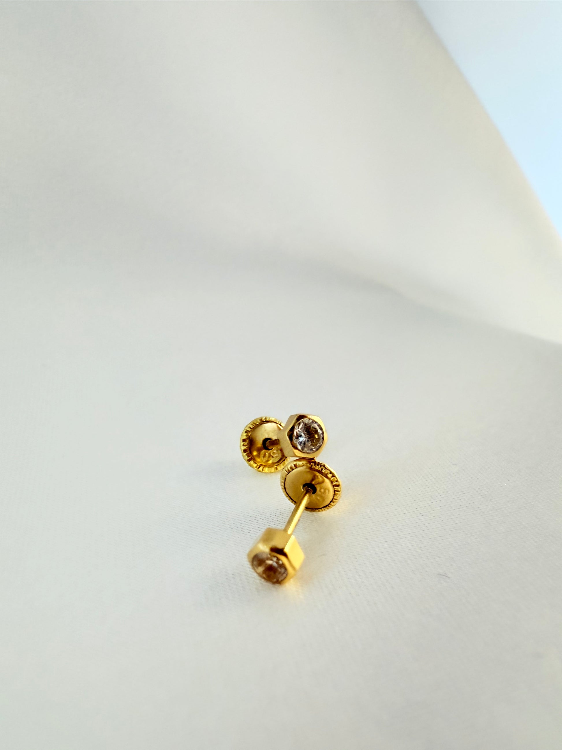 Mini Point of light Stud 18K