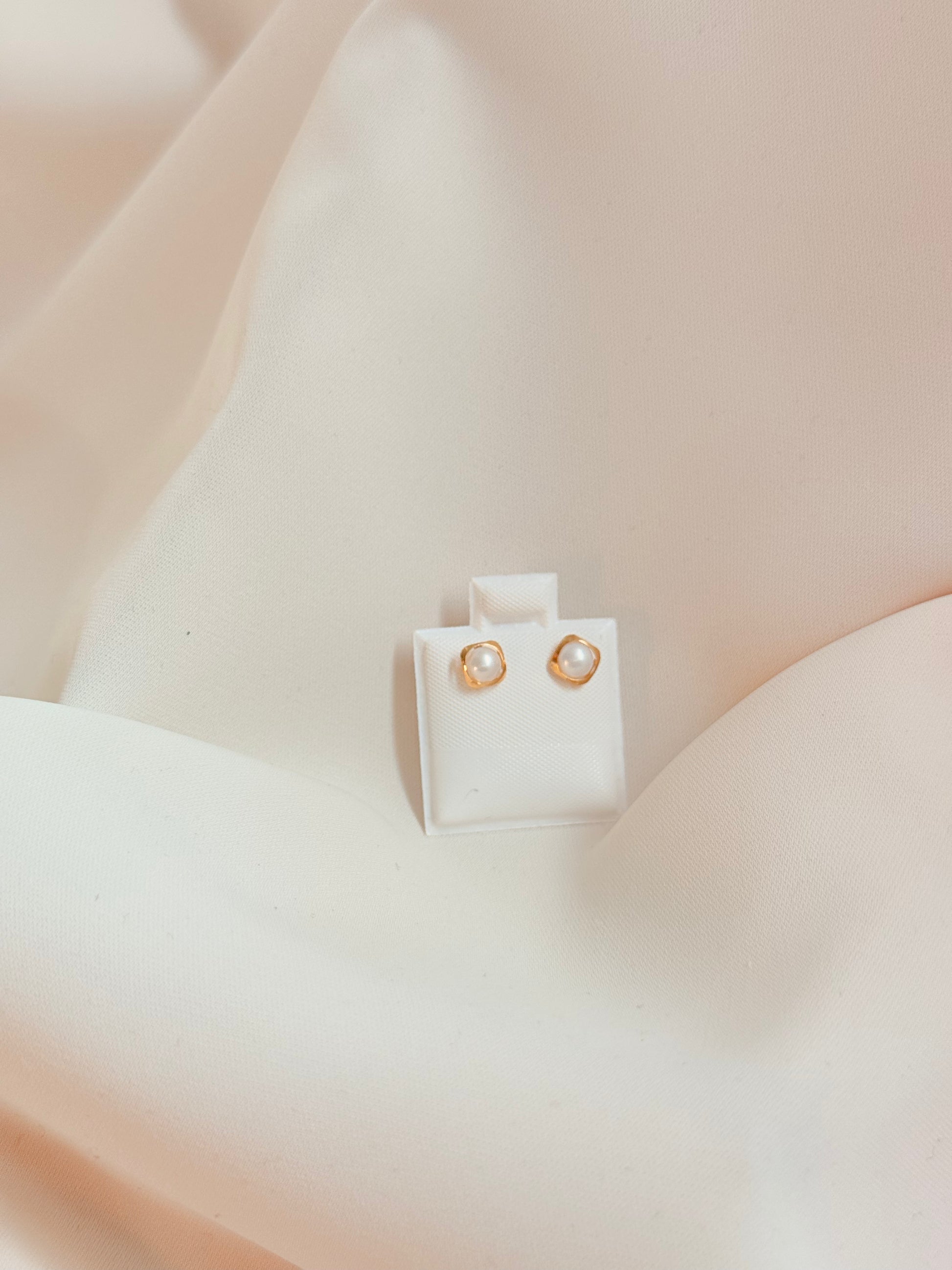 Pearl estud Earrings 14K