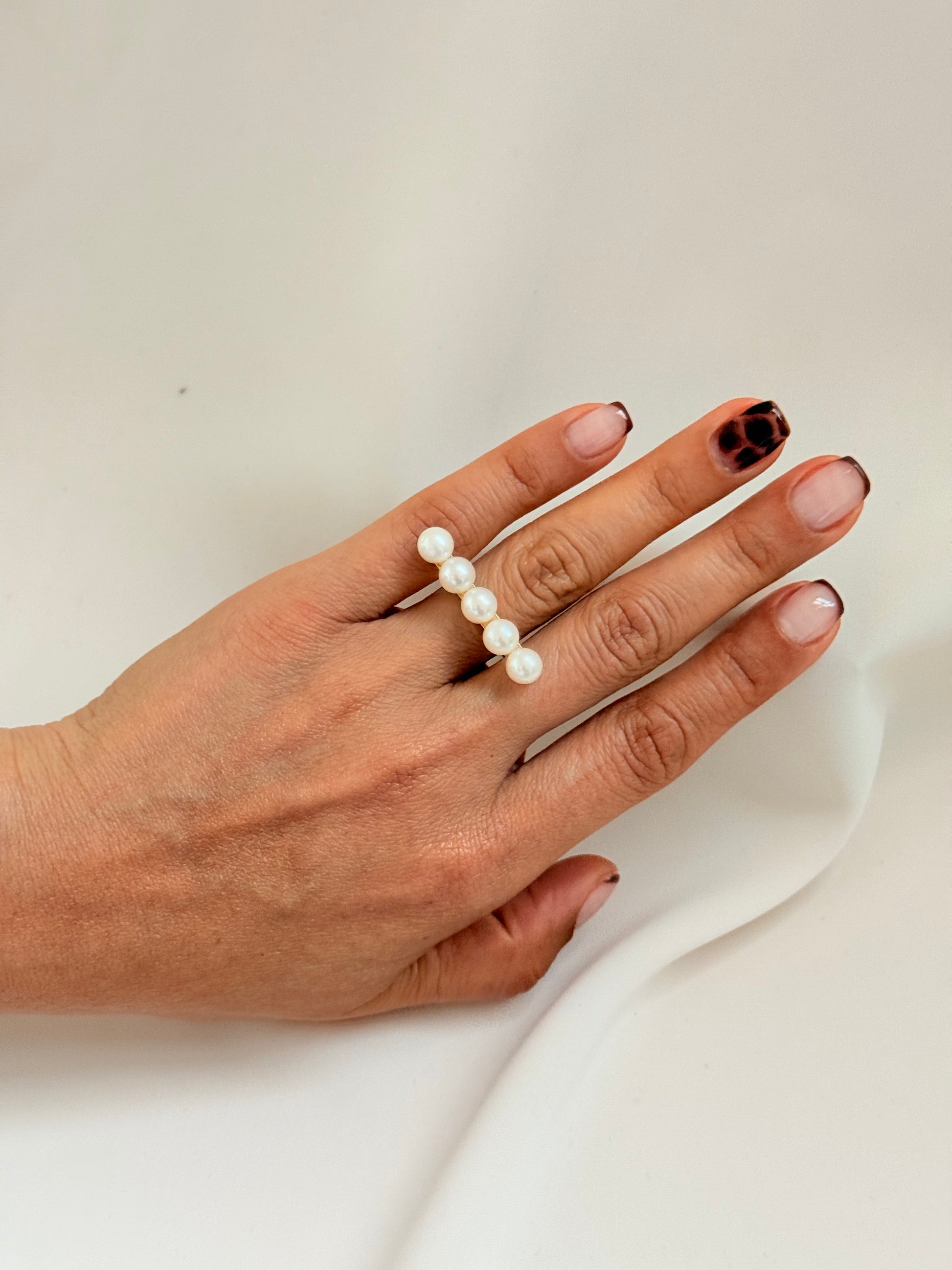 Radiante pearls Ring 18k 5/2 Size