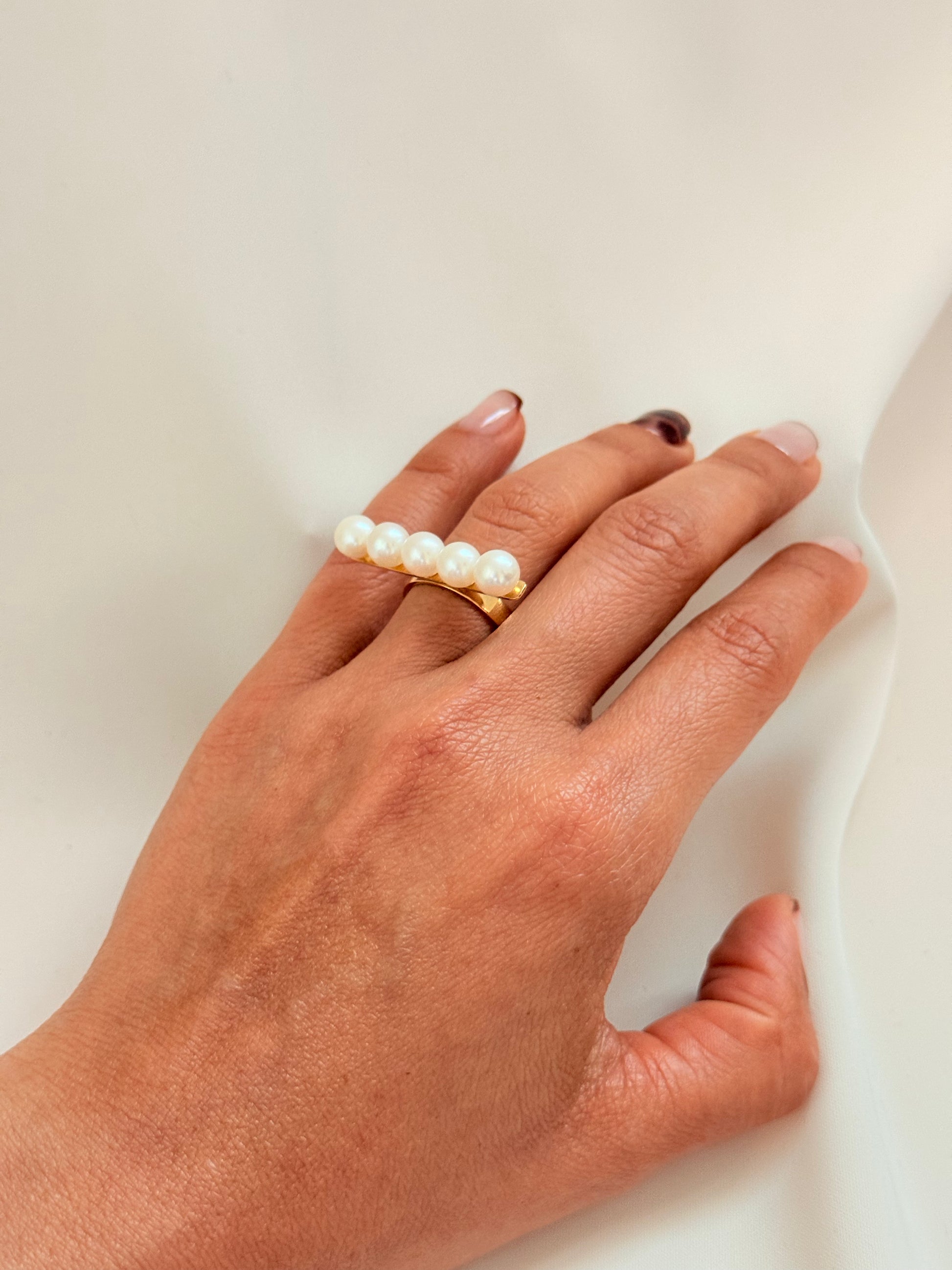 Radiante pearls Ring 18k 5/2 Size