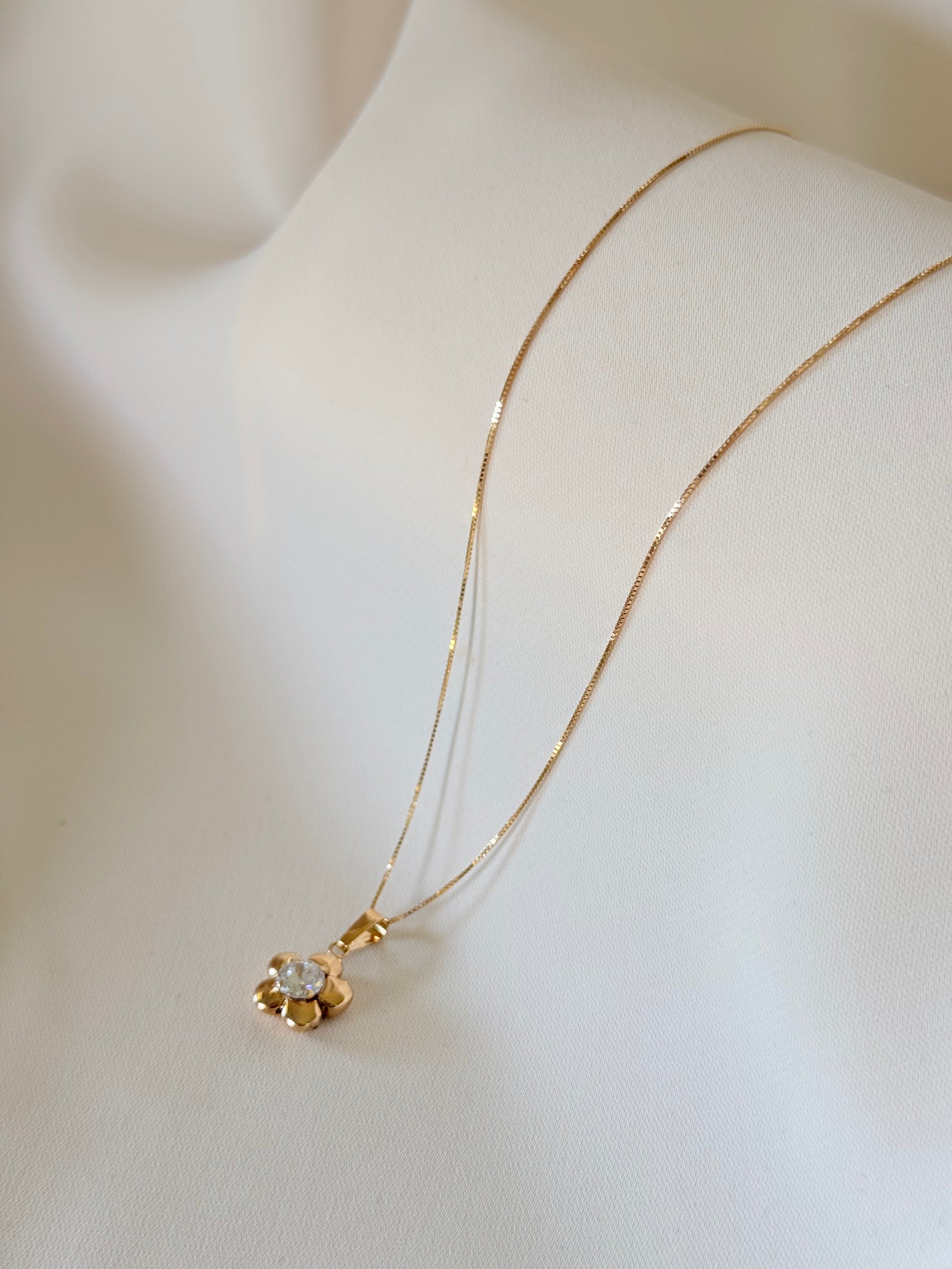 Resin Flower Necklace  18K
