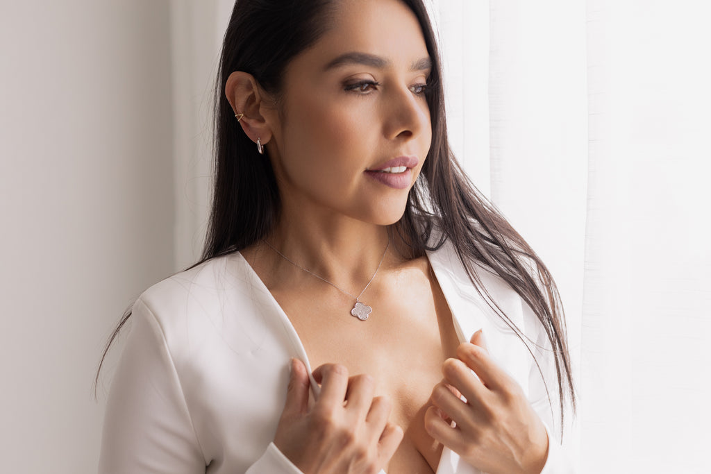 White Elegant Stud 14K