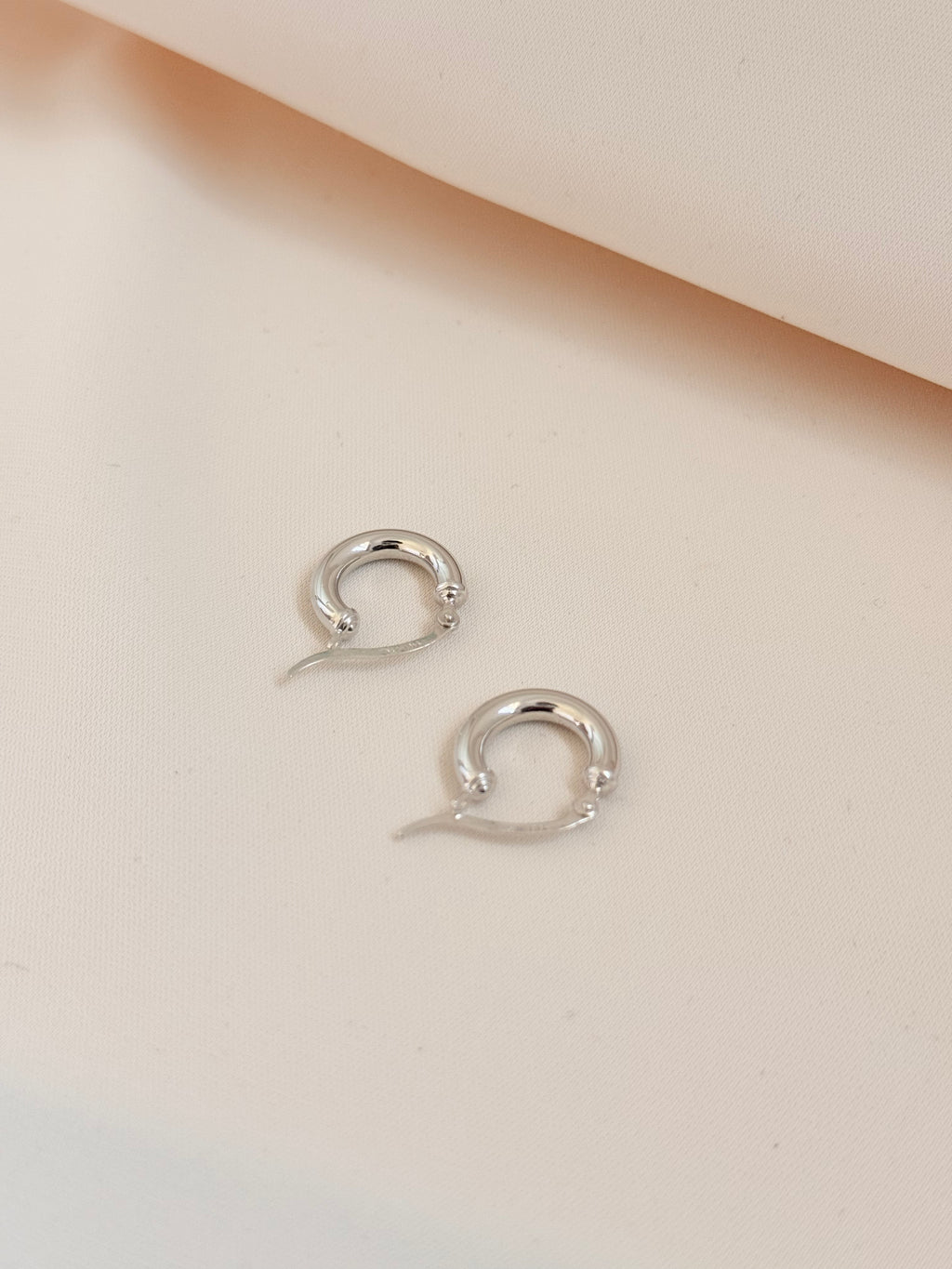 White Elegant Stud 14K