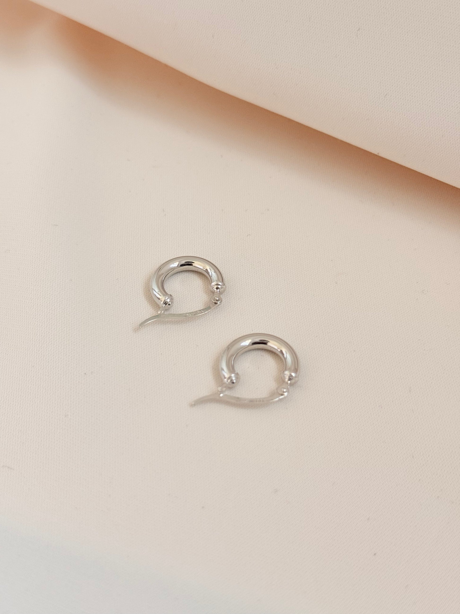 White Elegant Stud 14K