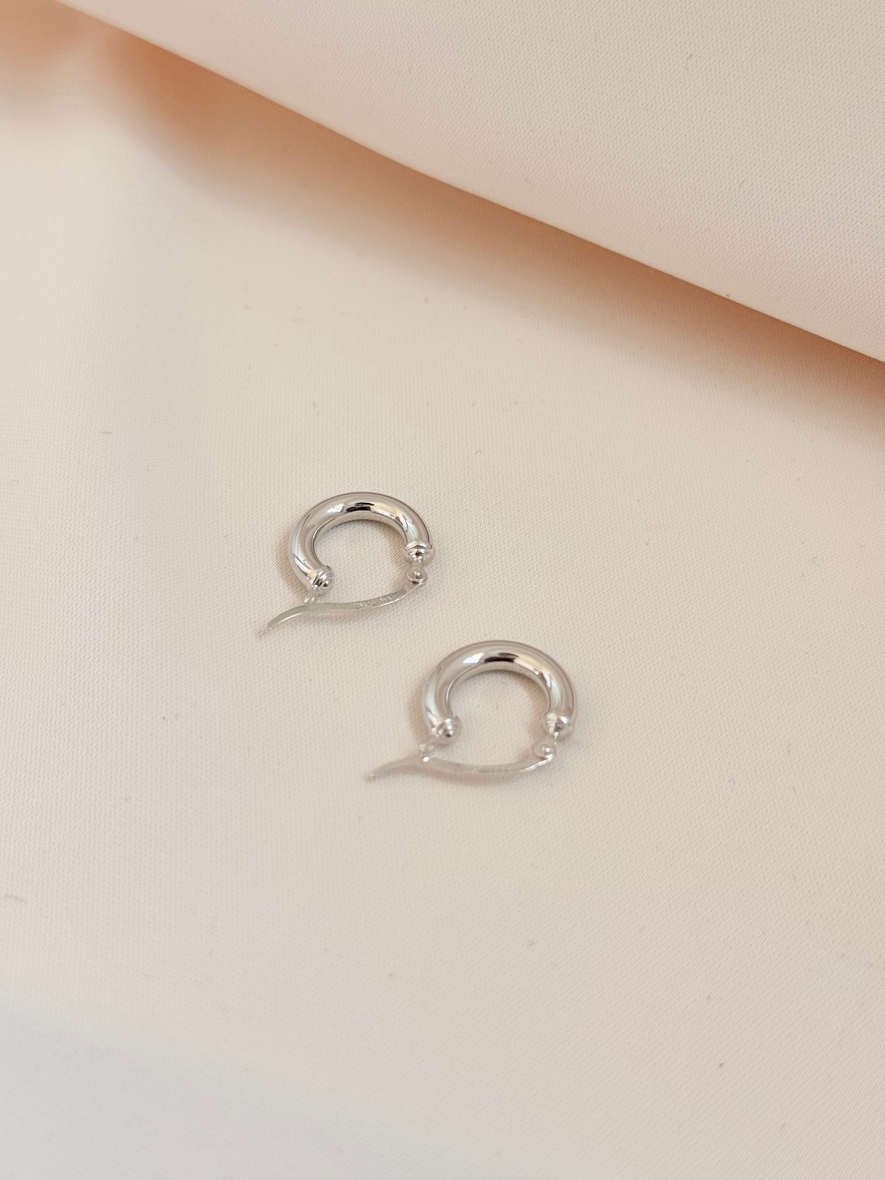 White Elegant Stud 14K