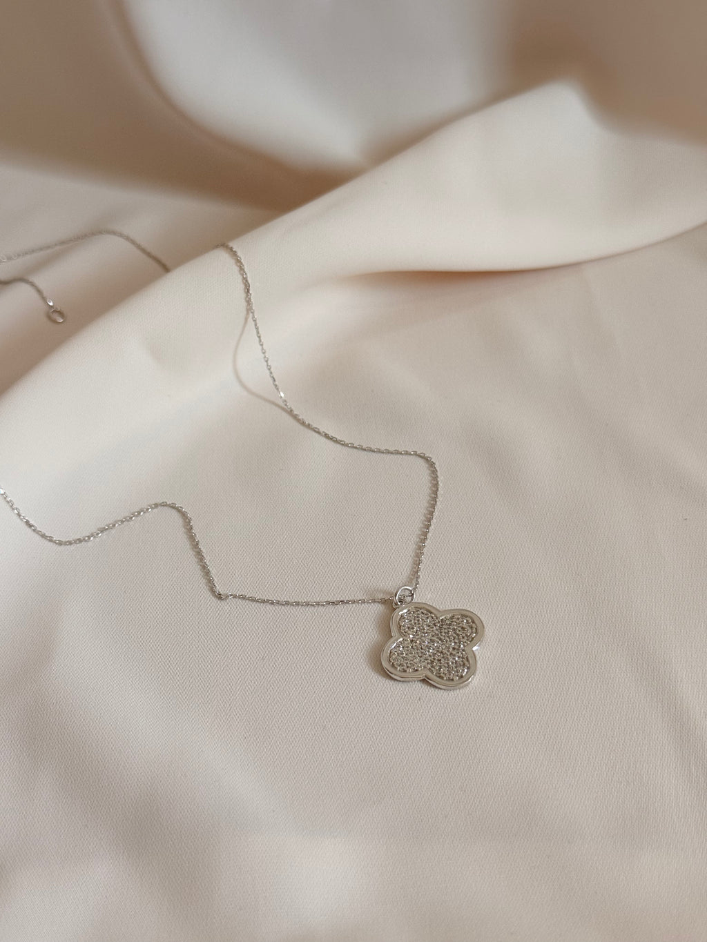 Zirconia White Flower 46cm adjustable 14K