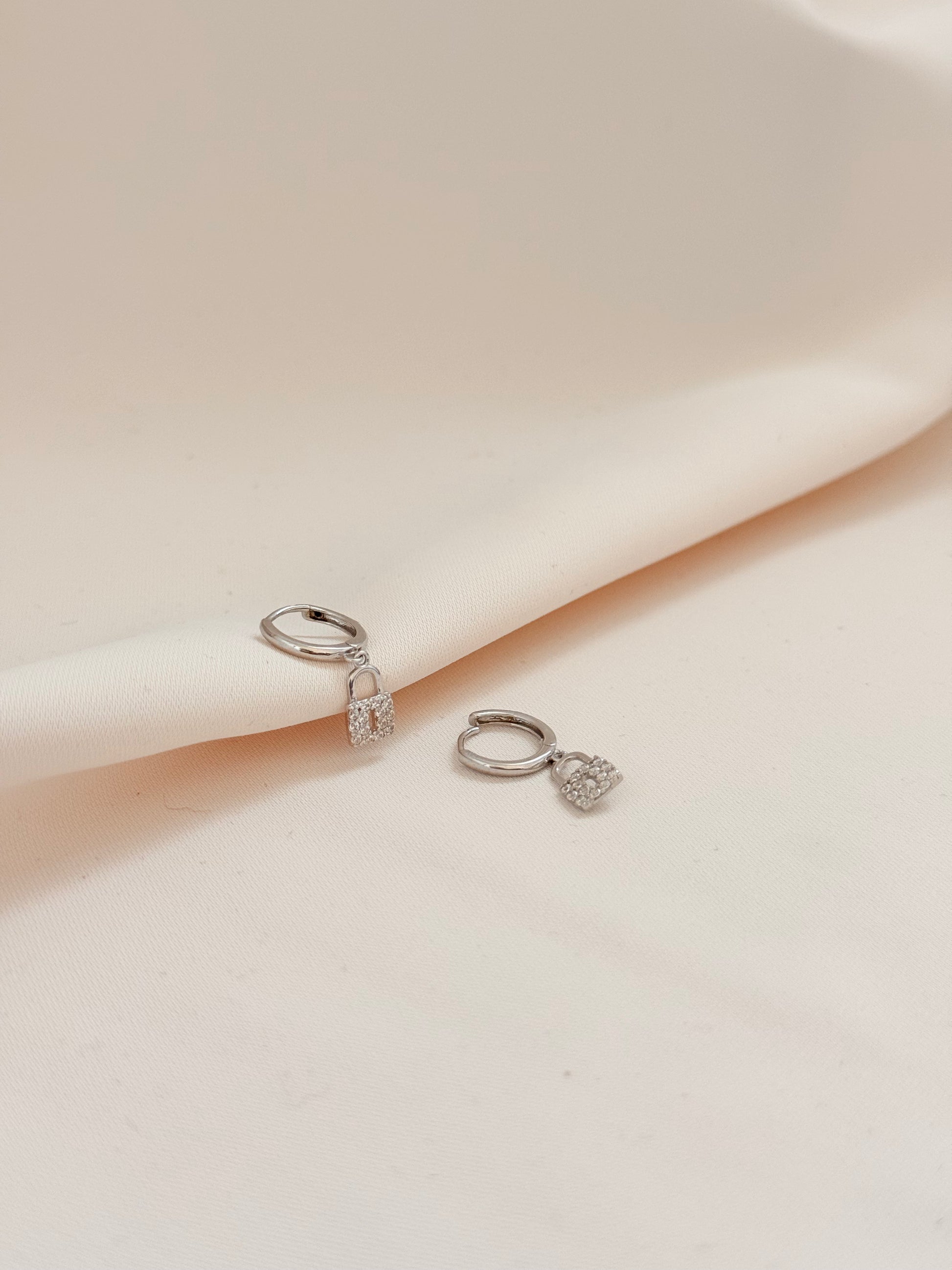 White Lock huggies 14K