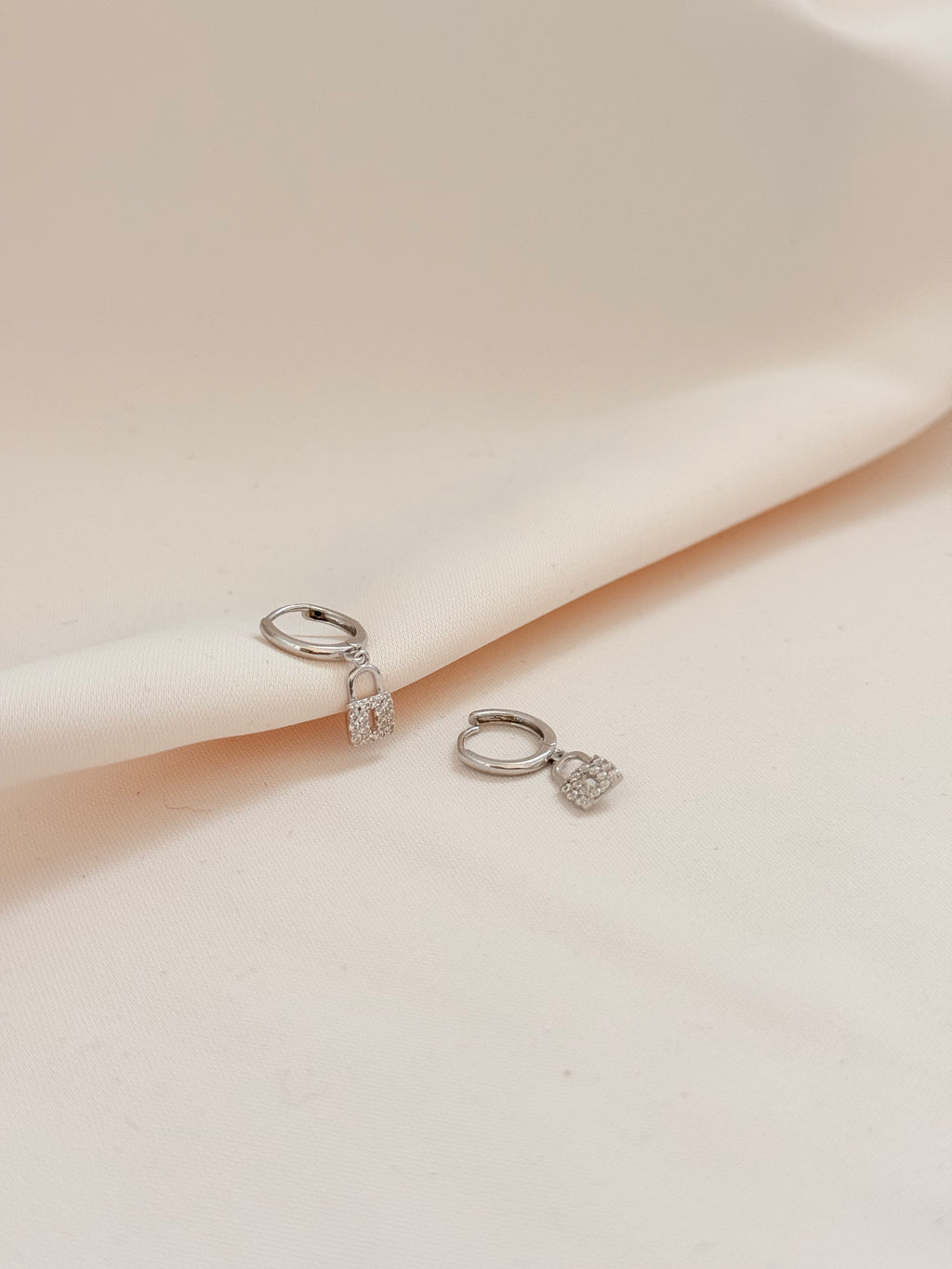 White Lock huggies 14K