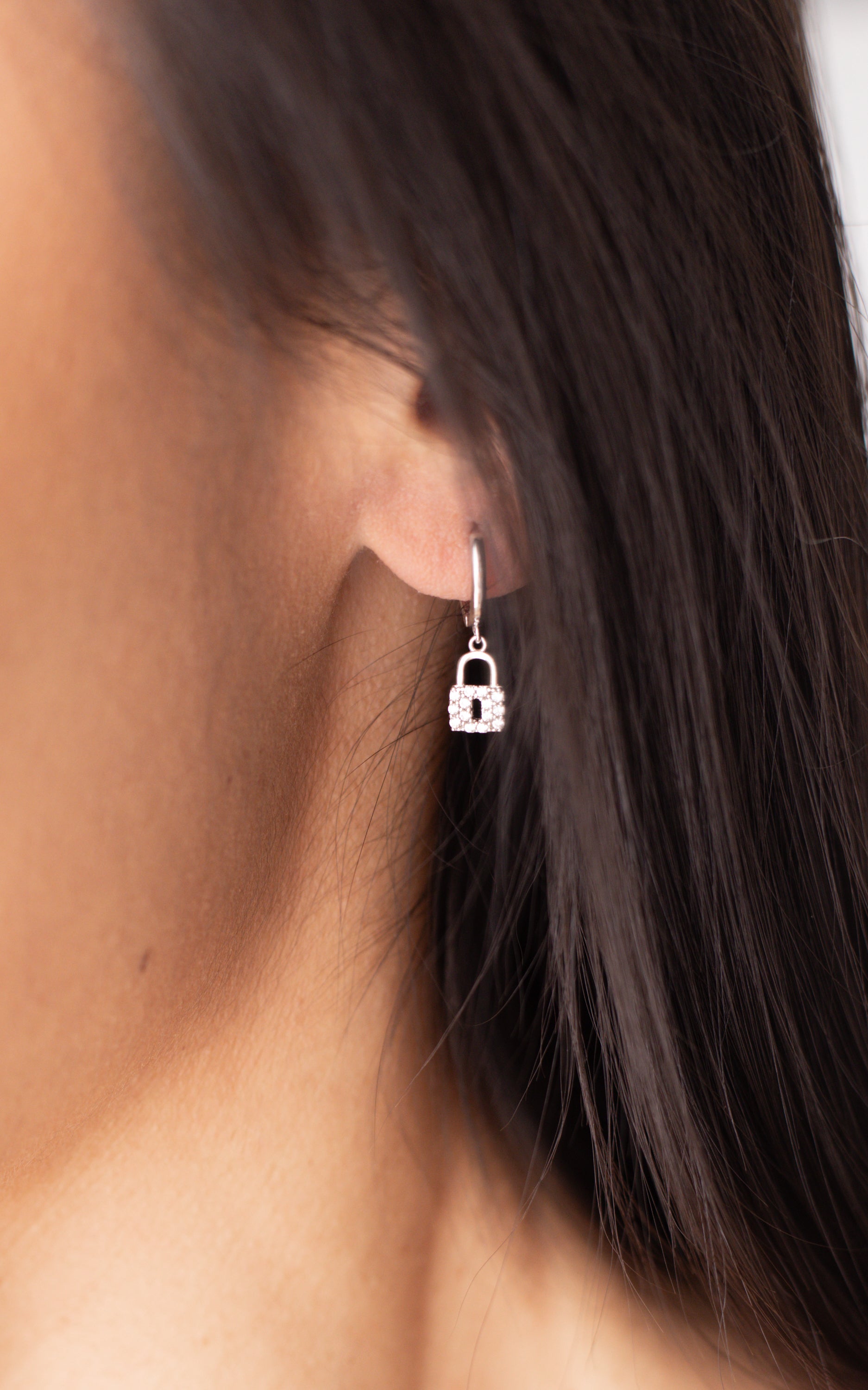 White Lock huggies 14K