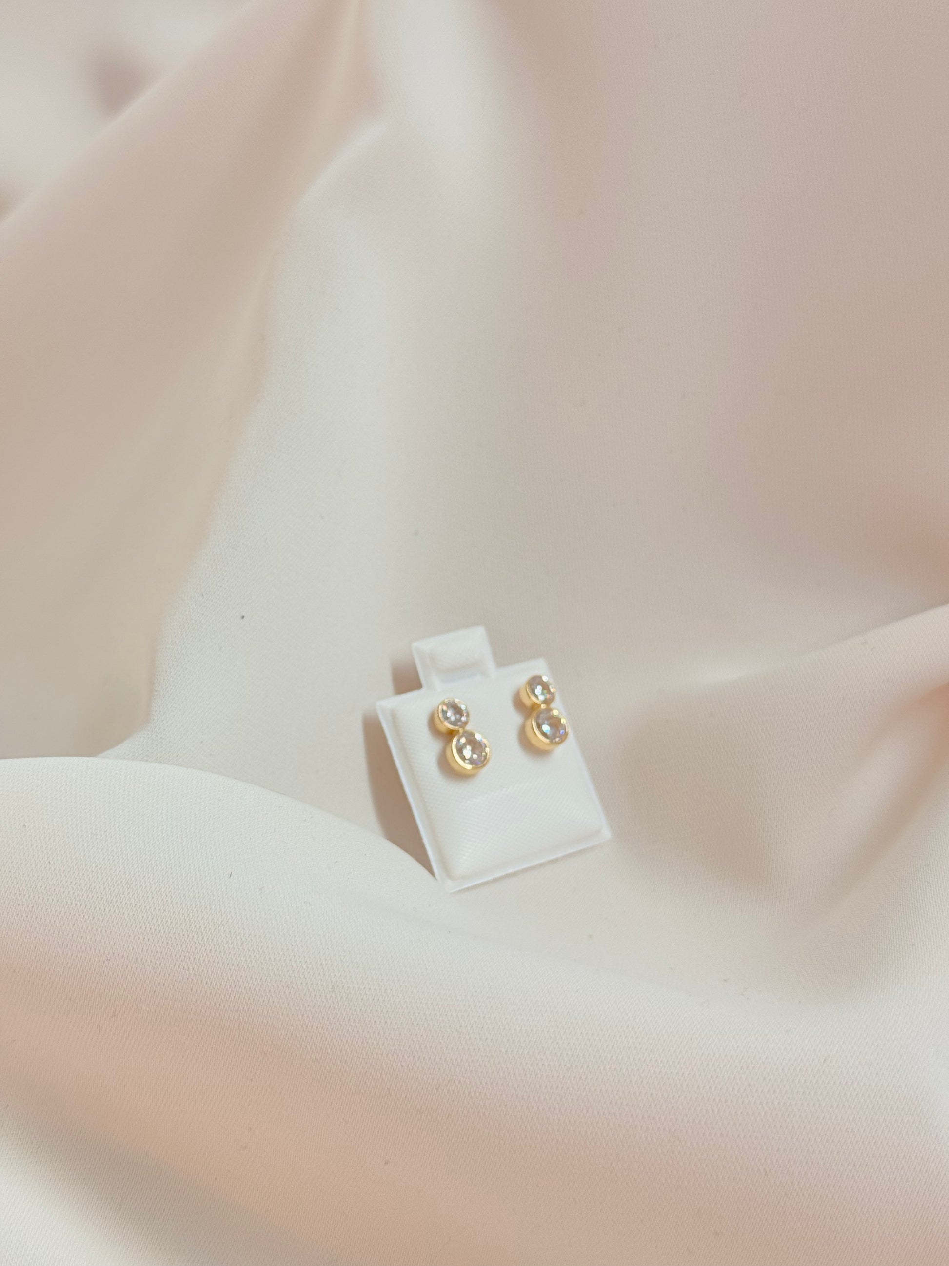 Two Zirconia Stud 18K