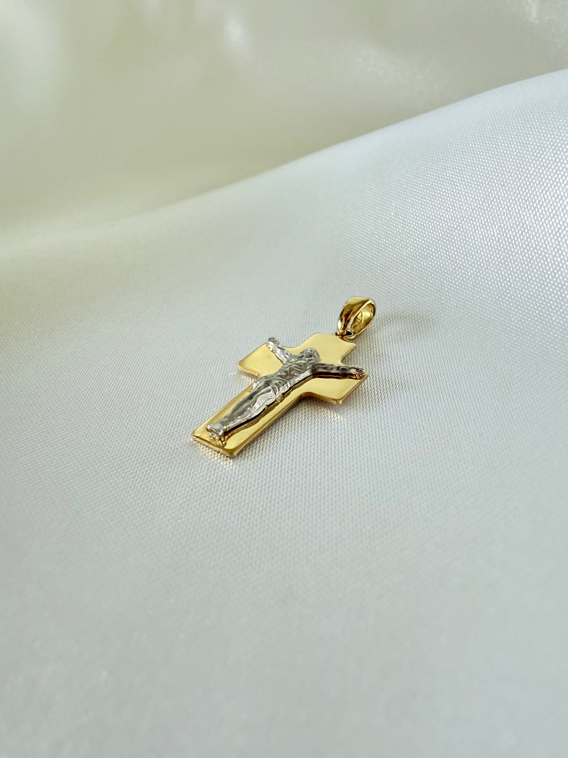 CrossChrist white 2.3 18K