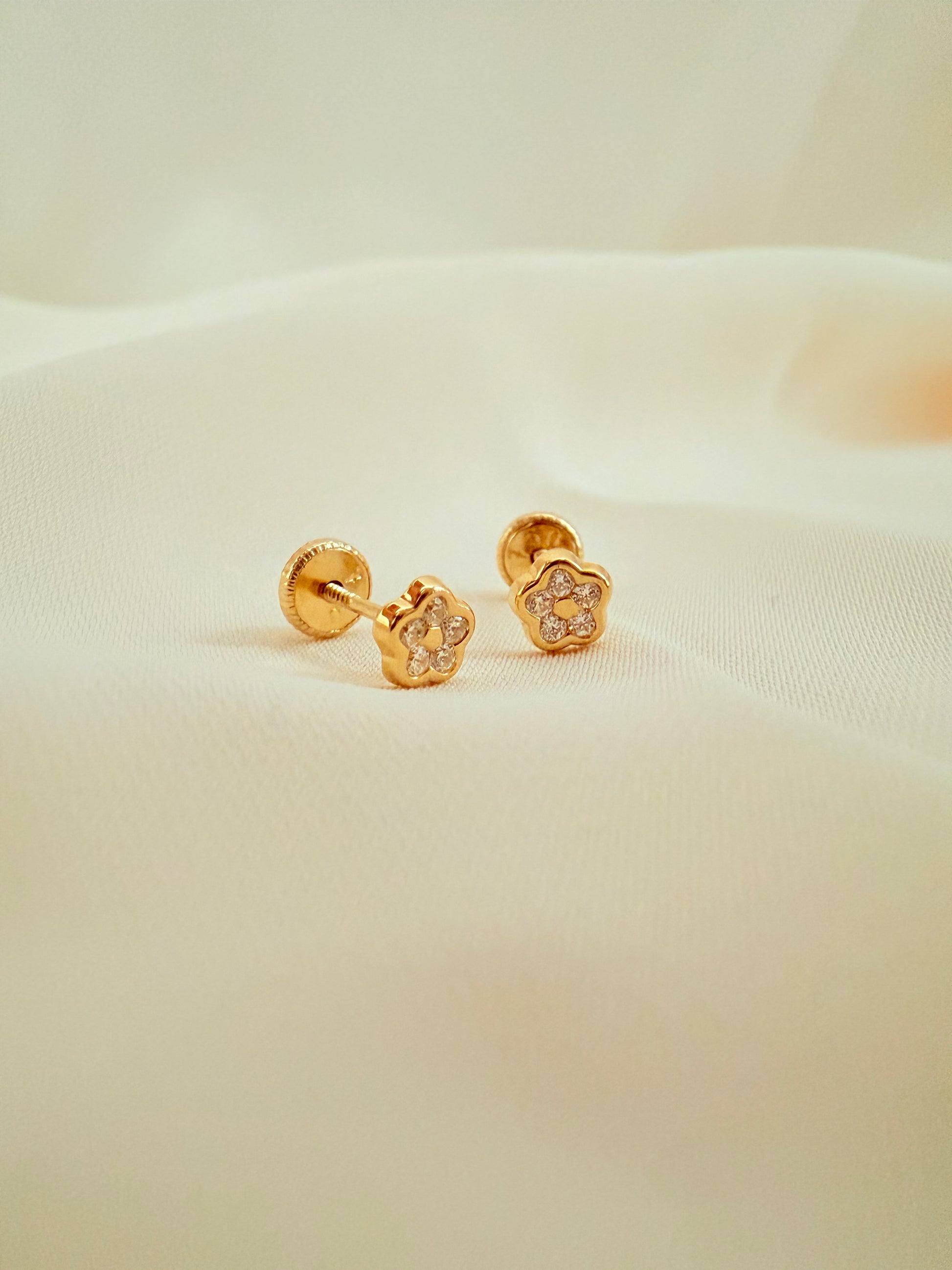 Flower and Zircons 18K