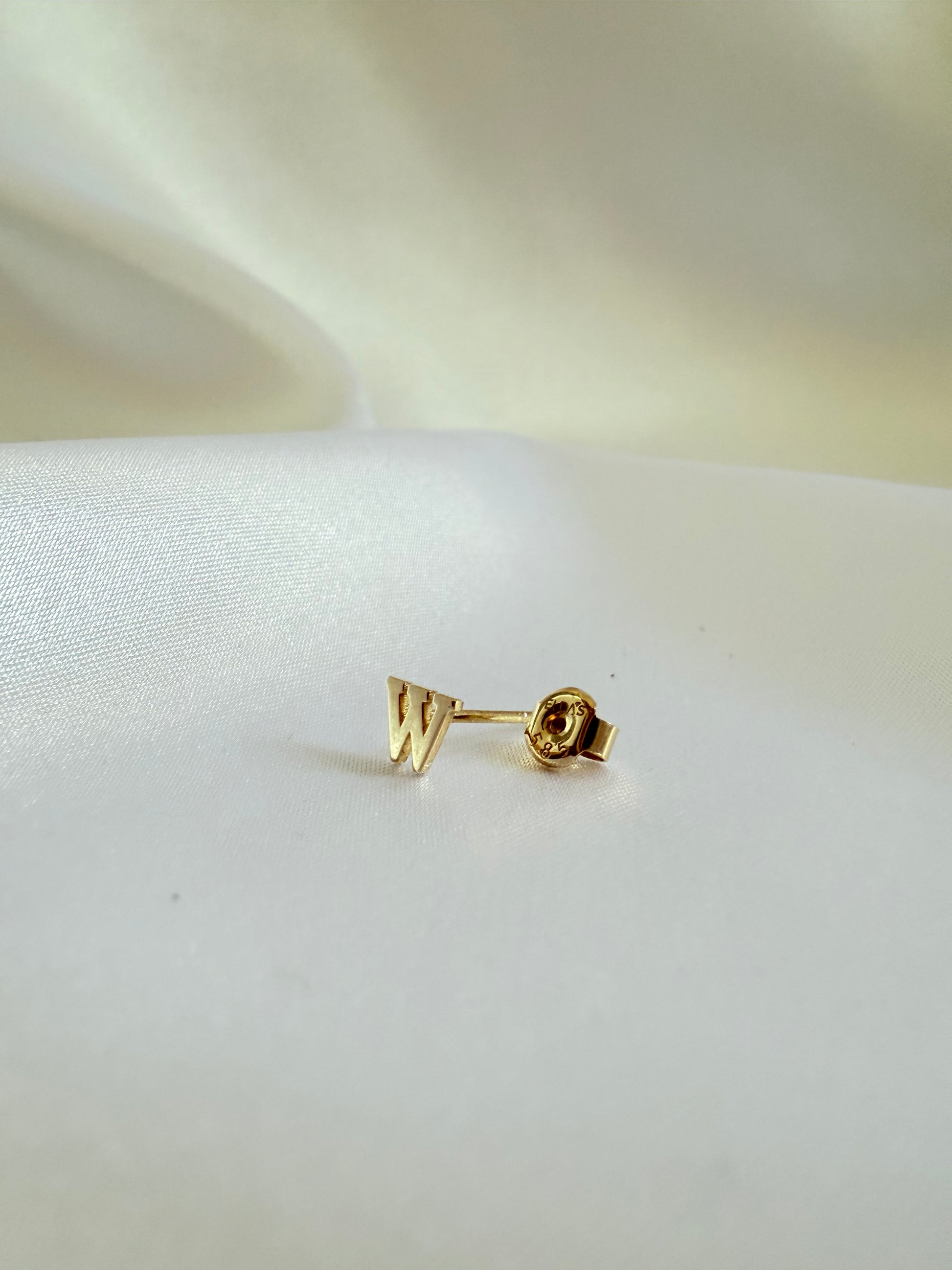 Lonely letter W stud 14k