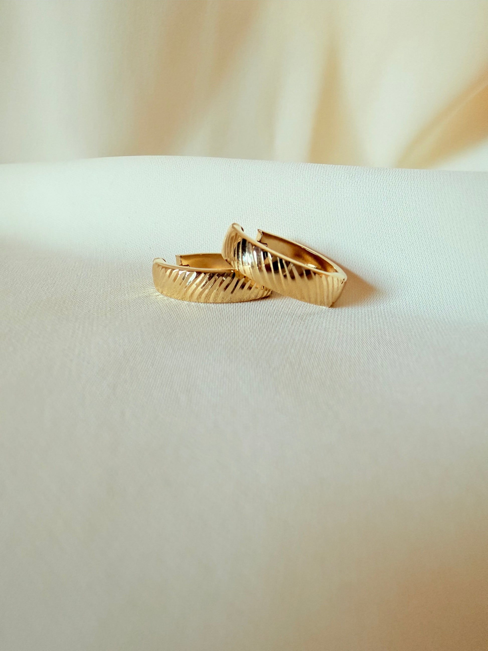 huggies Reversible 14k